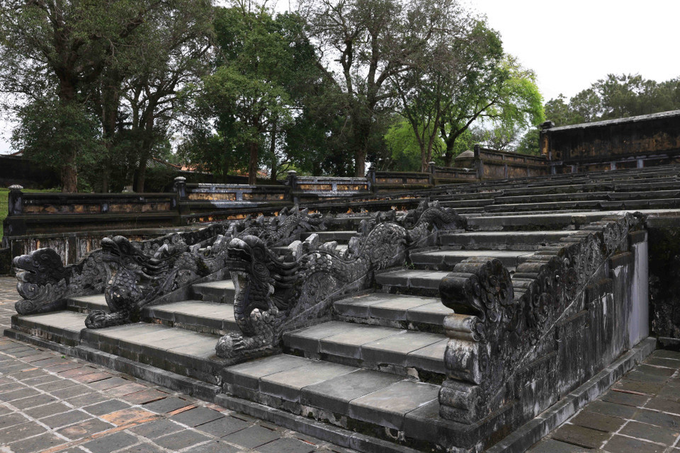 Escalones de piedra que conducen al área de culto en el mausoleo del rey Gia Long. Escalones de piedra que conducen al área de culto en el mausoleo del rey Gia Long.