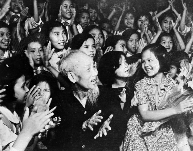 El Presidente Ho Chi Minh y niños hanoyenses disfrutan de un programa artístico efectuado en la noche del 31 de mayo de 1969 en el Palacio Presidencial, con motivo del Día Internacional del Niño (1 de junio).