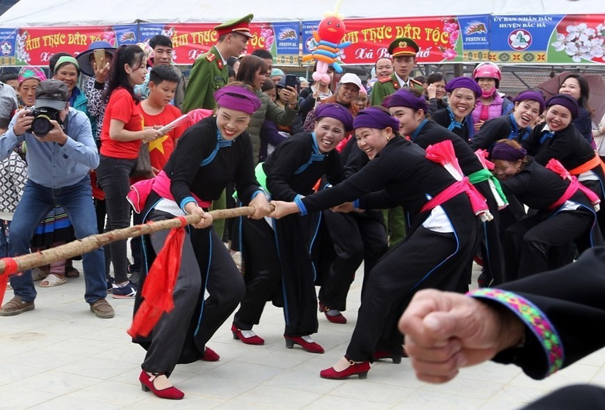 Se rehabilitó el Festival de juego de la soga del grupo étnico Tay en el distrito de Bac Ha en la provincia montañosa de Lao Cai, el cual fue honrado por la Unesco como Patrimonio Cultural Inmaterial de la Humanidad. Se rehabilitó el Festival de juego de la soga del grupo étnico Tay en el distrito de Bac Ha en la provincia montañosa de Lao Cai, el cual fue honrado por la Unesco como Patrimonio Cultural Inmaterial de la Humanidad.