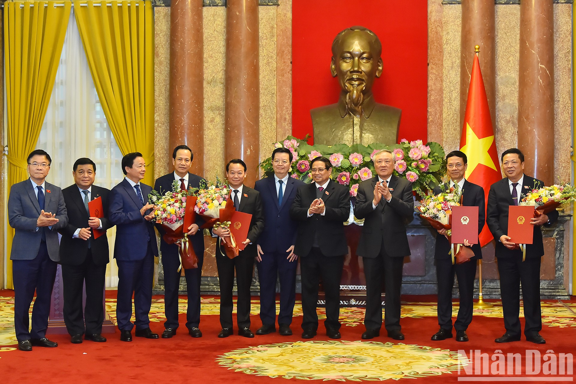 El primer ministro Pham Minh Chinh y los vicepremieres felicitan a los electos ministros. El primer ministro Pham Minh Chinh y los vicepremieres felicitan a los electos ministros.