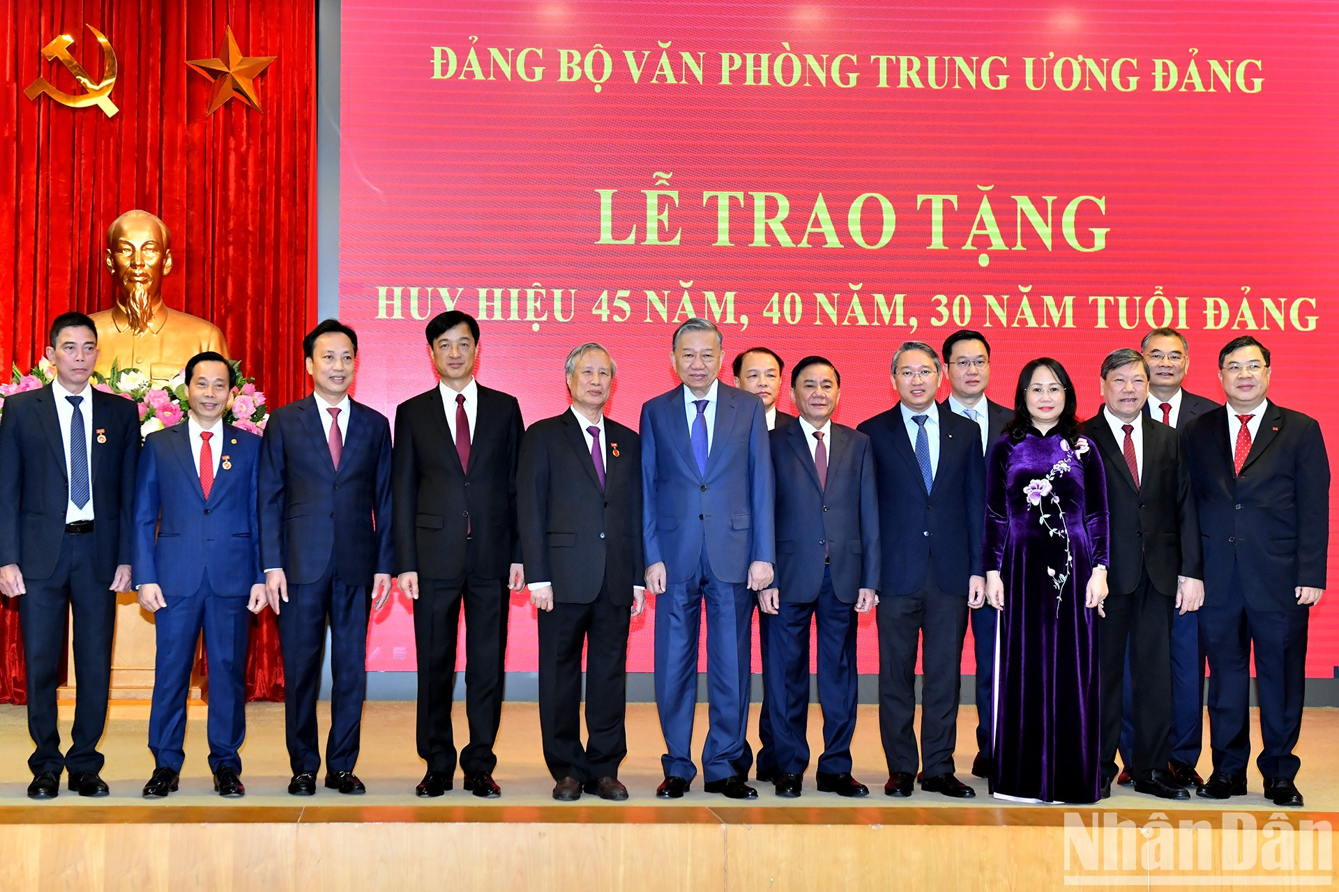El secretario general To Lam, dirigentes y exdirigentes del Partido y del Estado, y otros delegados al acto posan para fotos. El secretario general To Lam, dirigentes y exdirigentes del Partido y del Estado, y otros delegados al acto posan para fotos.
