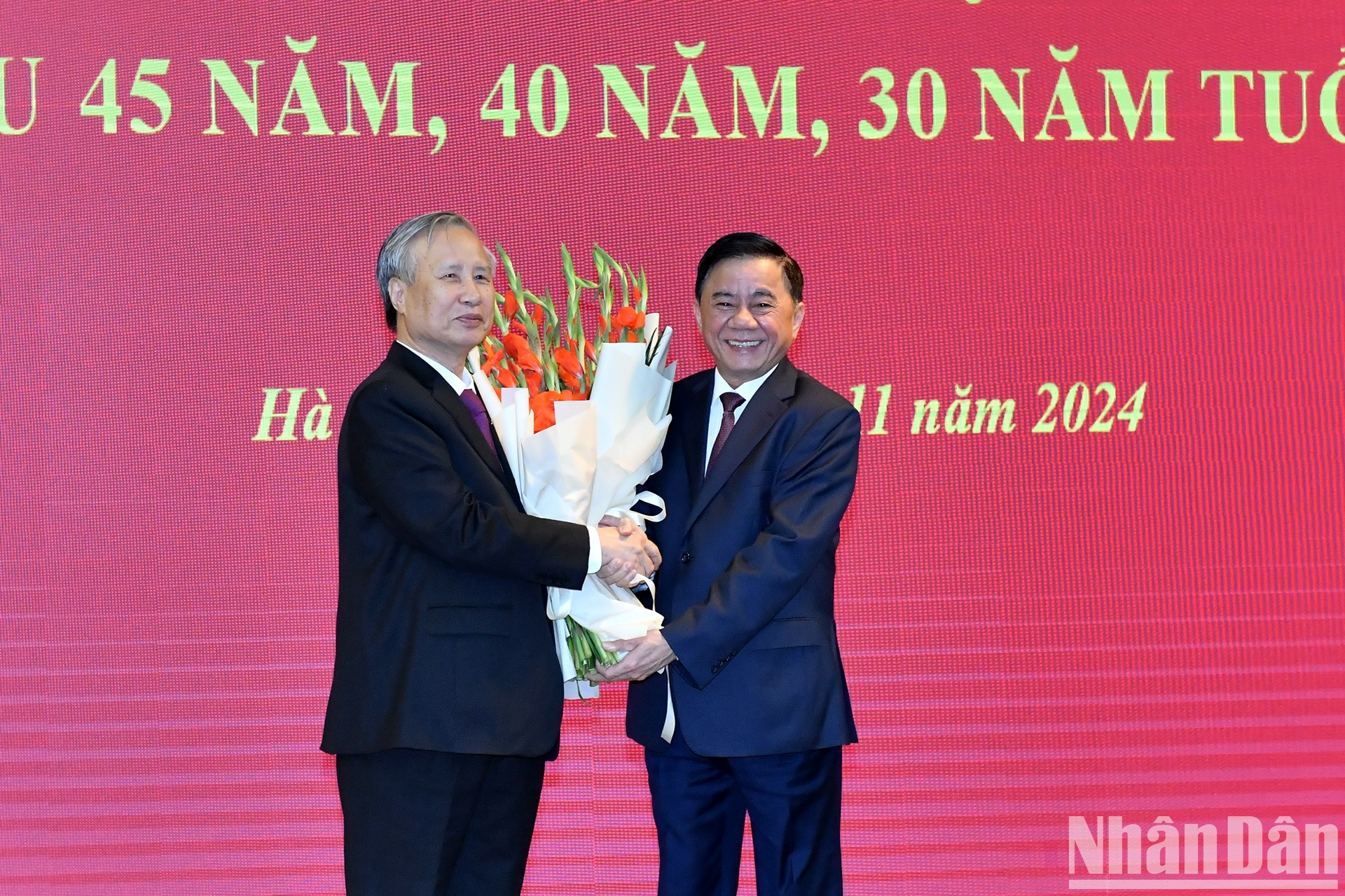 Tran Cam Tu, integrante del Buró Político, miembro permanente del Secretariado y jefe de la Comisión de Control Disciplinario del Comité Central del PCV, felicita a Tran Quoc Vuong. Tran Cam Tu, integrante del Buró Político, miembro permanente del Secretariado y jefe de la Comisión de Control Disciplinario del Comité Central del PCV, felicita a Tran Quoc Vuong.