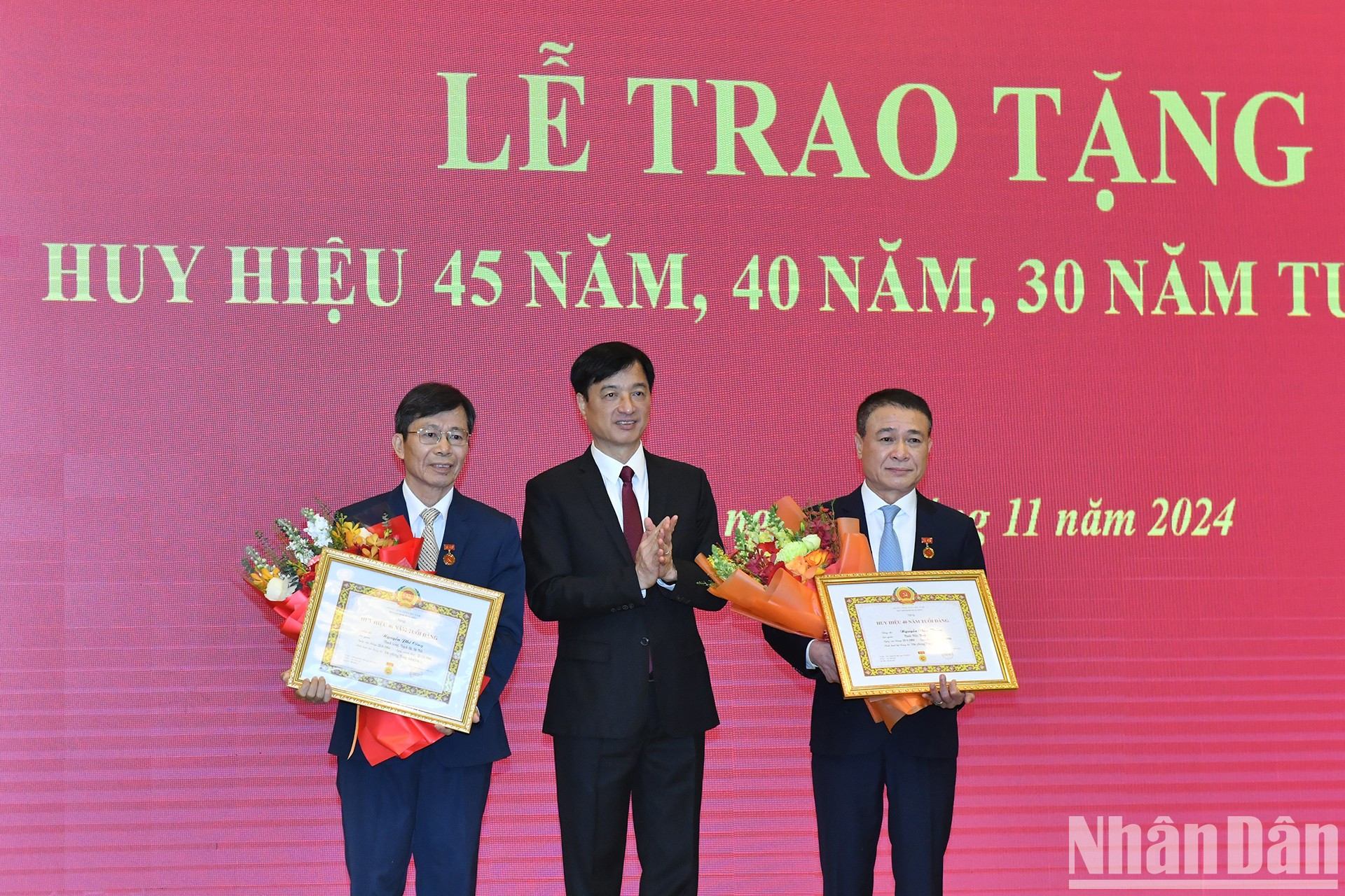 Duy Ngoc entrega la insignia de 40 años de militancia a funcionarios de la Oficina del Comité Central del Partido. Duy Ngoc entrega la insignia de 40 años de militancia a funcionarios de la Oficina del Comité Central del Partido.