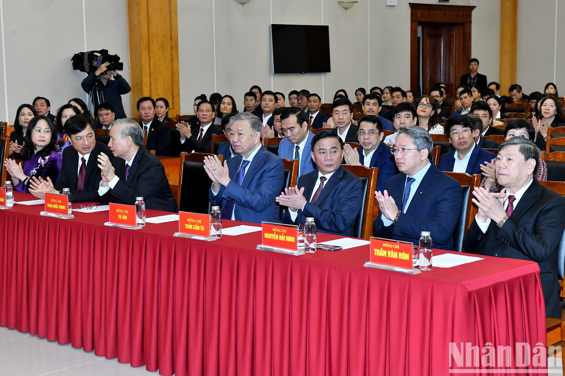 El secretario general del PCV, To Lam, junto con dirigentes y exdirigentes del Partido y del Estado en el acto. El secretario general del PCV, To Lam, junto con dirigentes y exdirigentes del Partido y del Estado en el acto.