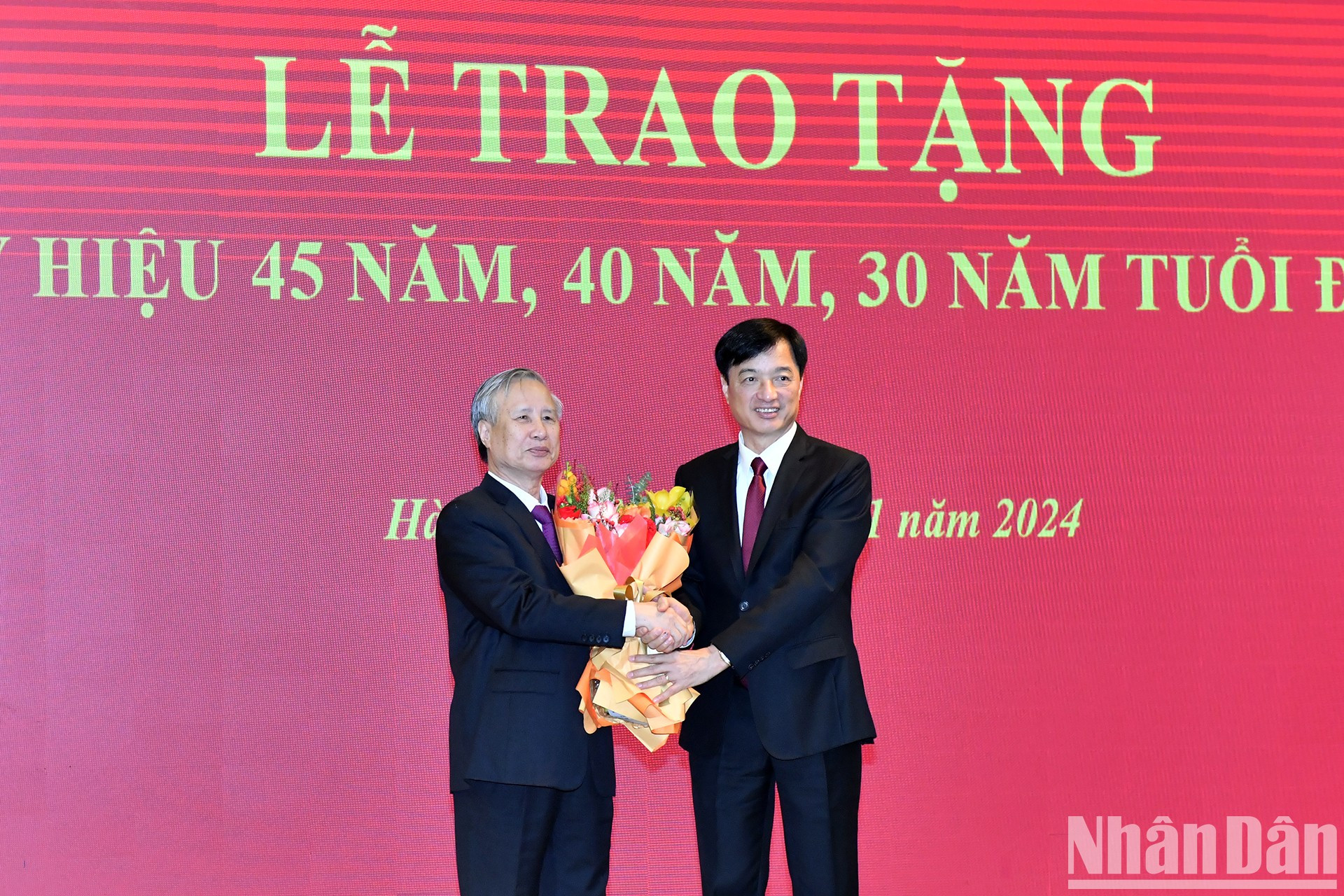 Nguyen Duy Ngoc, miembro del Secretariado y jefe de la Oficina del Comité Central del Partido, da la enhorabuena a Quoc Vuong. Nguyen Duy Ngoc, miembro del Secretariado y jefe de la Oficina del Comité Central del Partido, da la enhorabuena a Quoc Vuong.