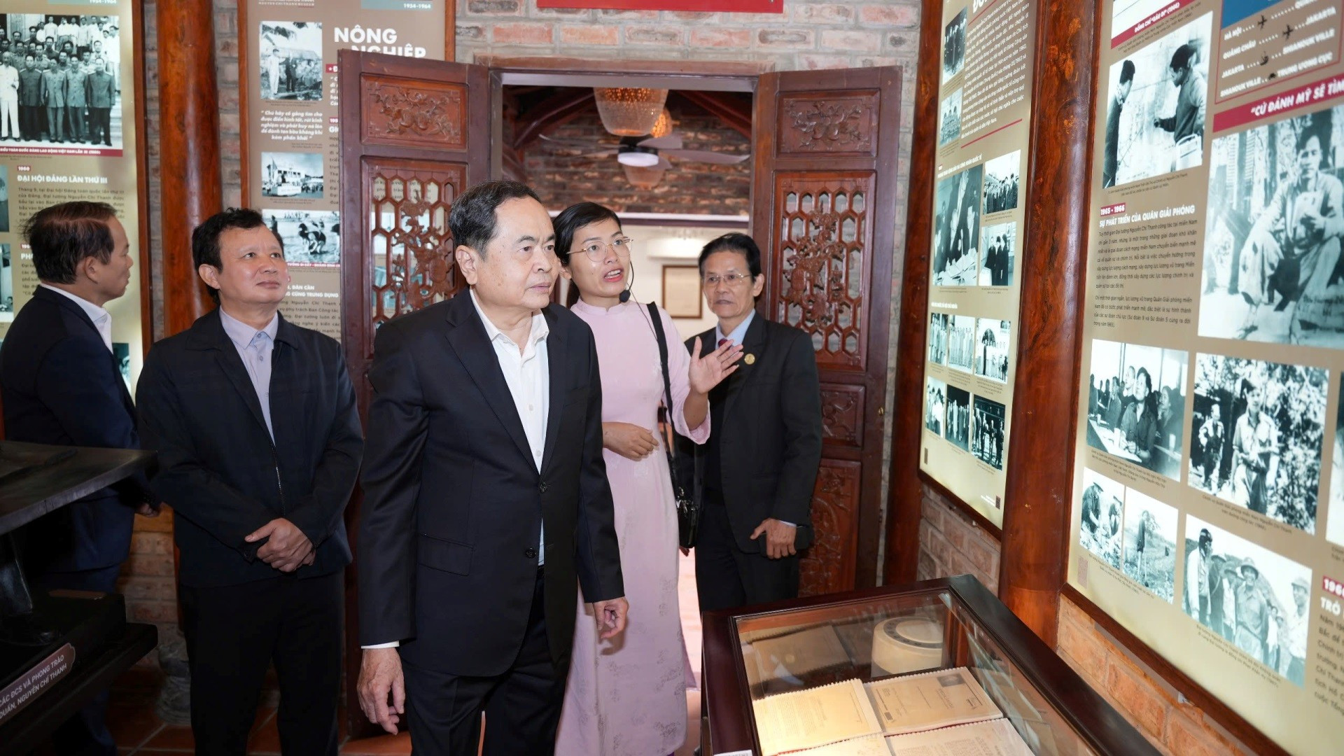 Thanh Man recorre el Museo de Nguyen Chi Thanh.