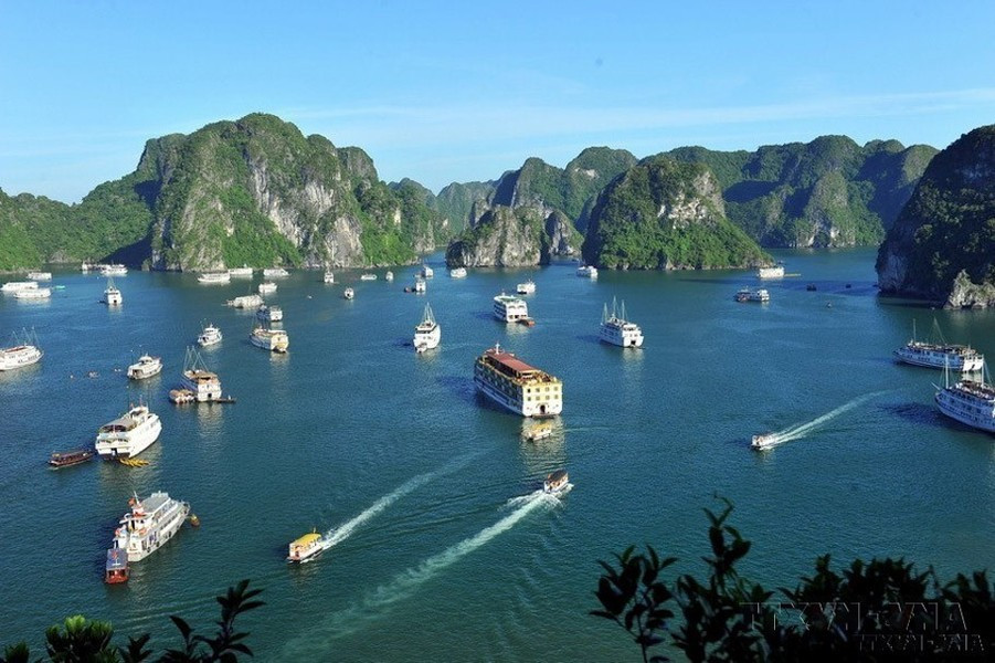El 2 de diciembre de 2000, la bahía de Ha Long (provincia de Quang Ninh) es declarada por la Unesco como Patrimonio Natural Mundial por segunda vez debido a su excepcional valor en geología y geomorfología.