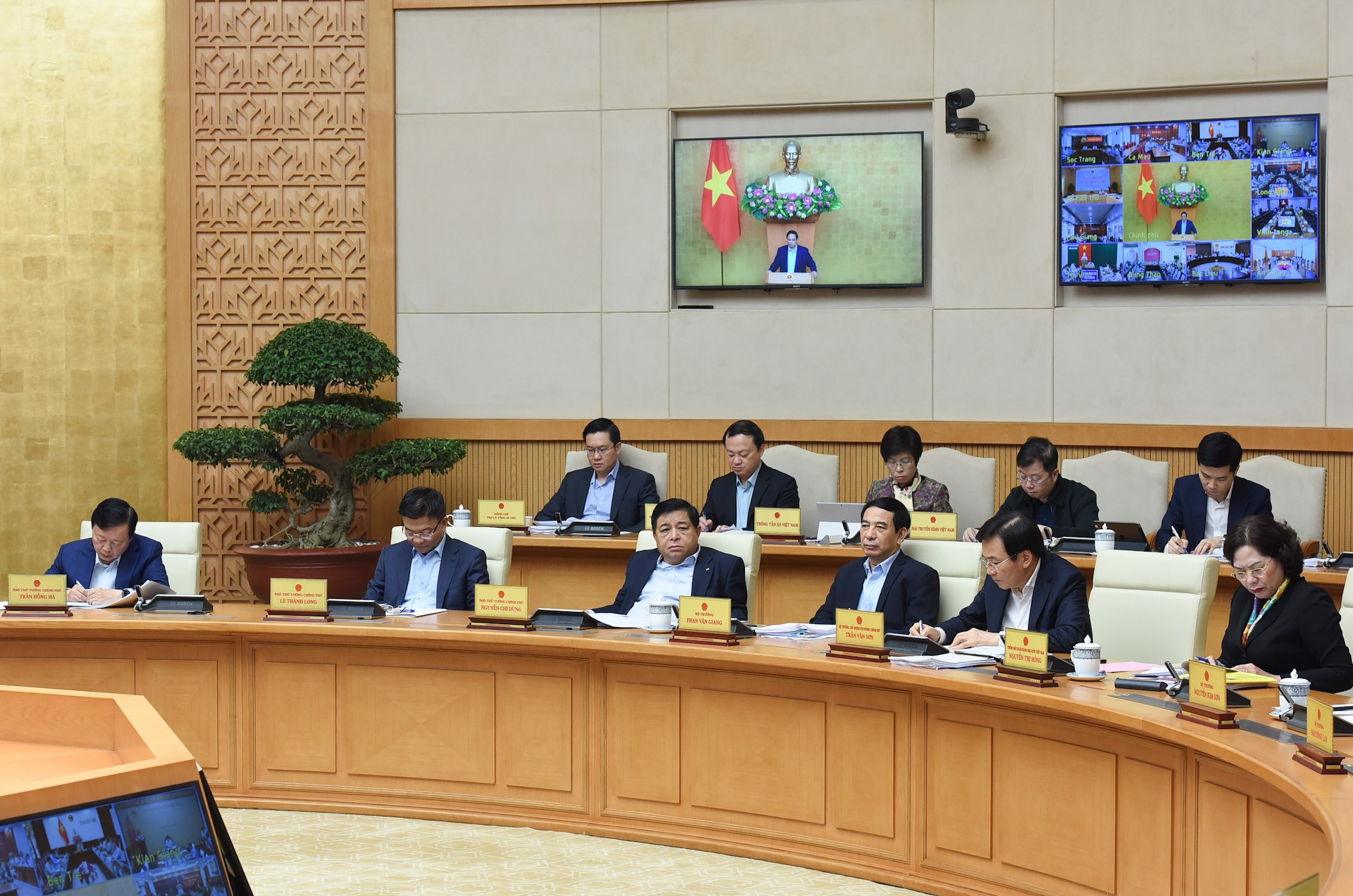 Vicepremieres, ministros y ejecutivos de departamentos y sectores. Vicepremieres, ministros y ejecutivos de departamentos y sectores.