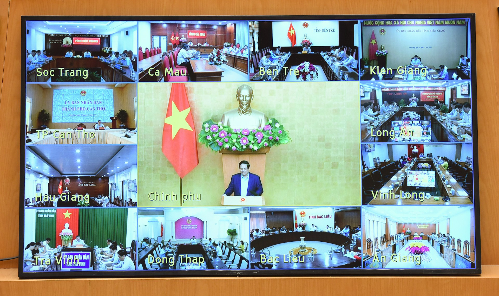 La reunión es transmitida en vivo desde la sede del Gobierno, en Hanói, a ciudades y provincias. La reunión es transmitida en vivo desde la sede del Gobierno, en Hanói, a ciudades y provincias.