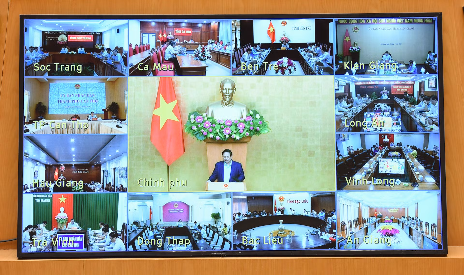 La reunión es transmitida en vivo desde la sede del Gobierno, en Hanói, a ciudades y provincias.