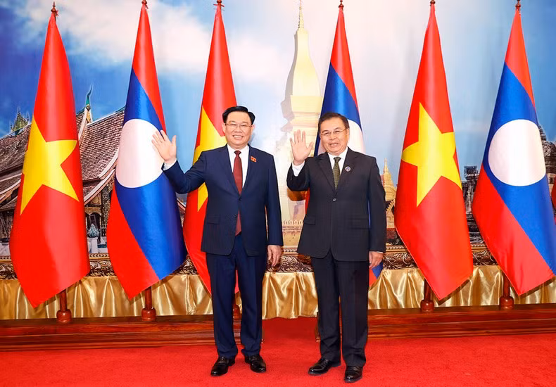 Los presidentes de la AN de Vietnam, Vuong Dinh Hue, y la de Laos, Saysomphone Phomvihane.