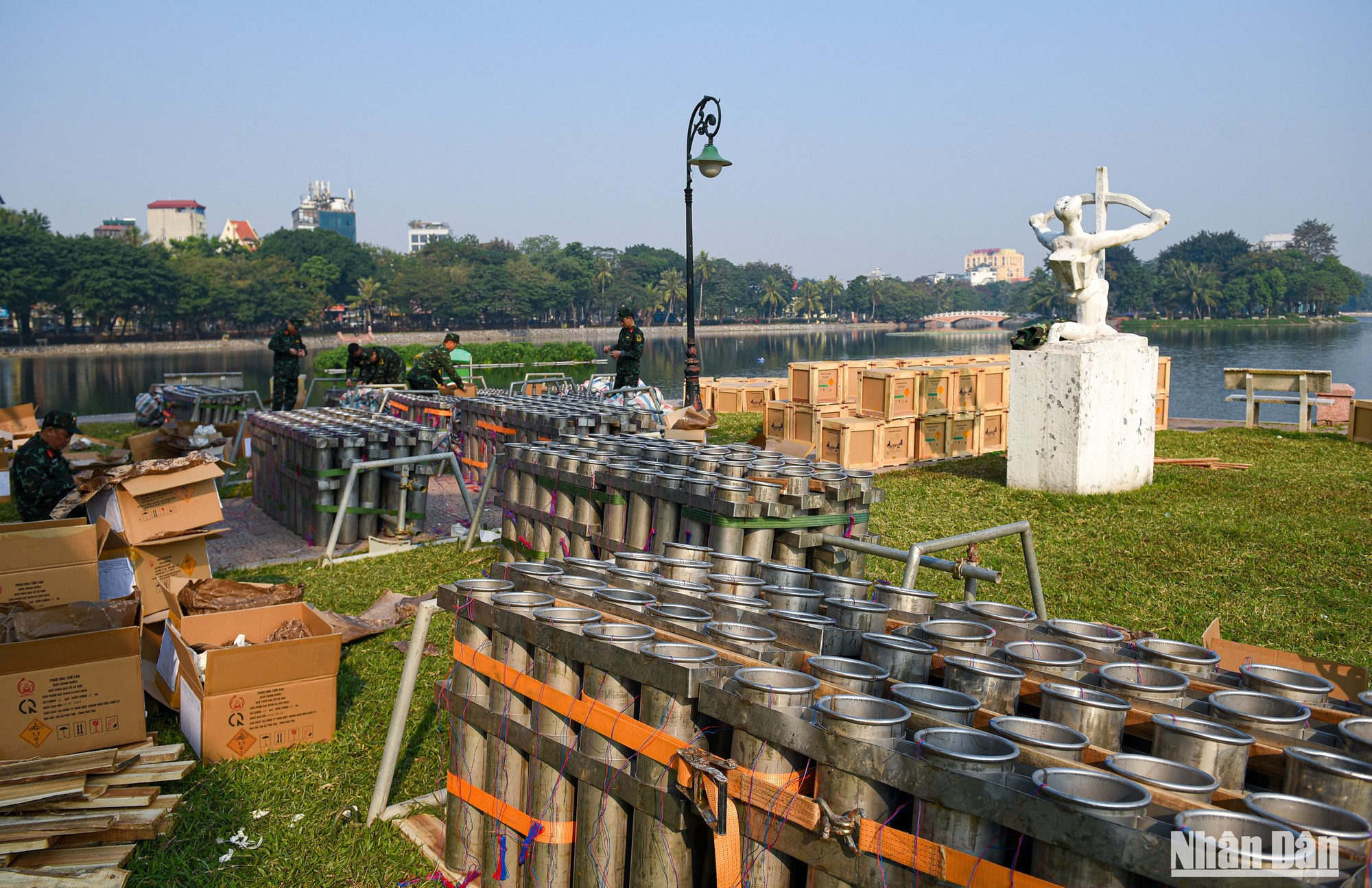 Panorama del sitio de lanzamiento pirotécnico en el Parque de Thong Nhat. Panorama del sitio de lanzamiento pirotécnico en el Parque de Thong Nhat.