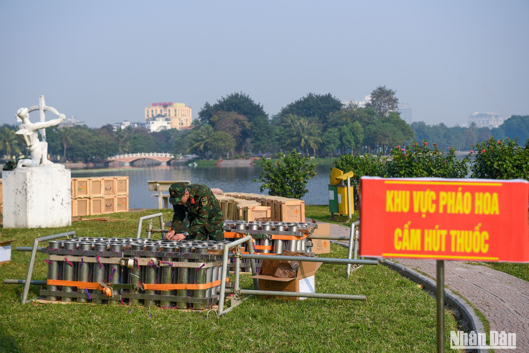 La zona está bajo estricta vigilancia. La zona está bajo estricta vigilancia.