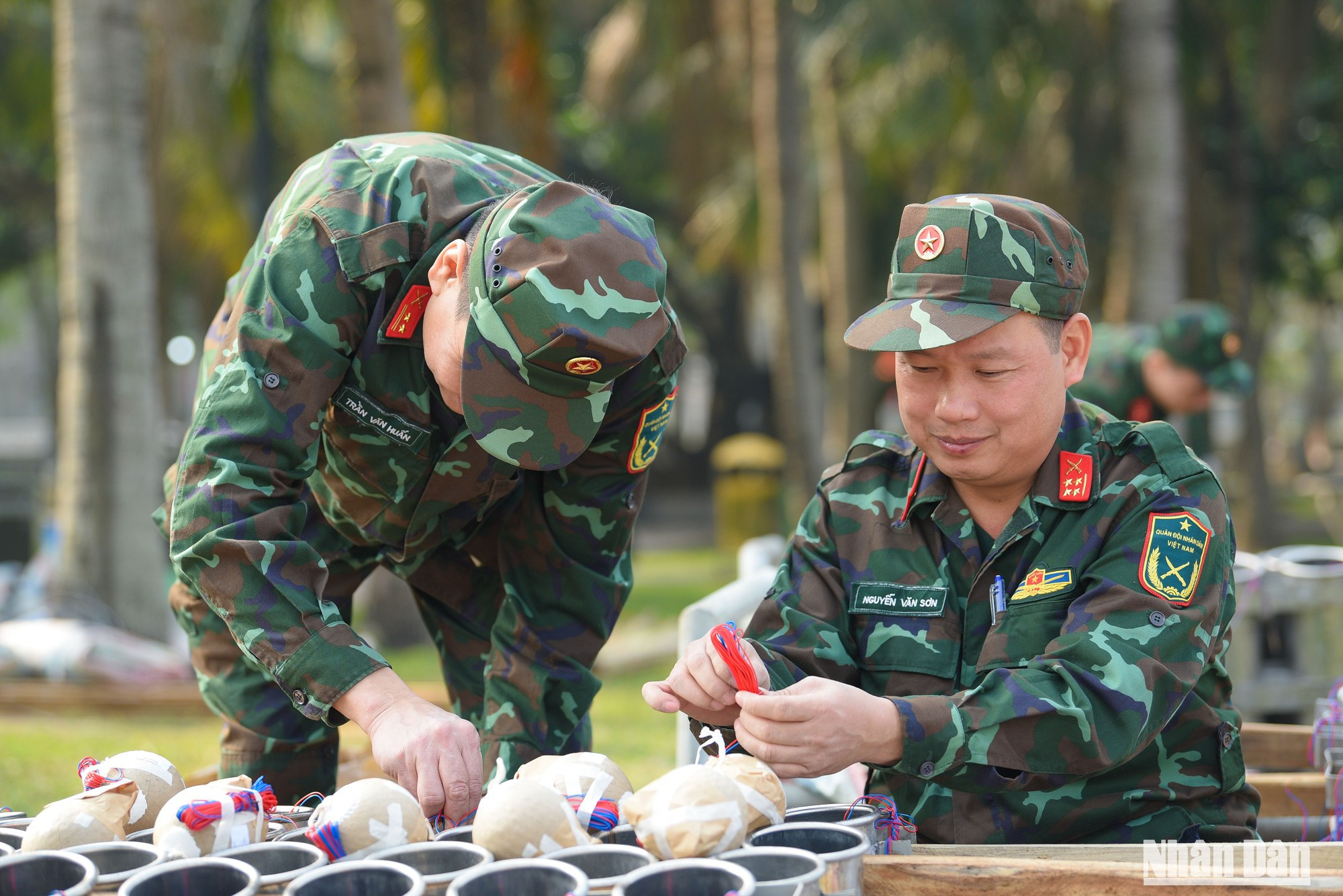 A pesar de estar lejos de sus allegados en la Nochevieja, los oficiales expresaron su disposición de cumplir la tarea encomendada. A pesar de estar lejos de sus allegados en la Nochevieja, los oficiales expresaron su disposición de cumplir la tarea encomendada.