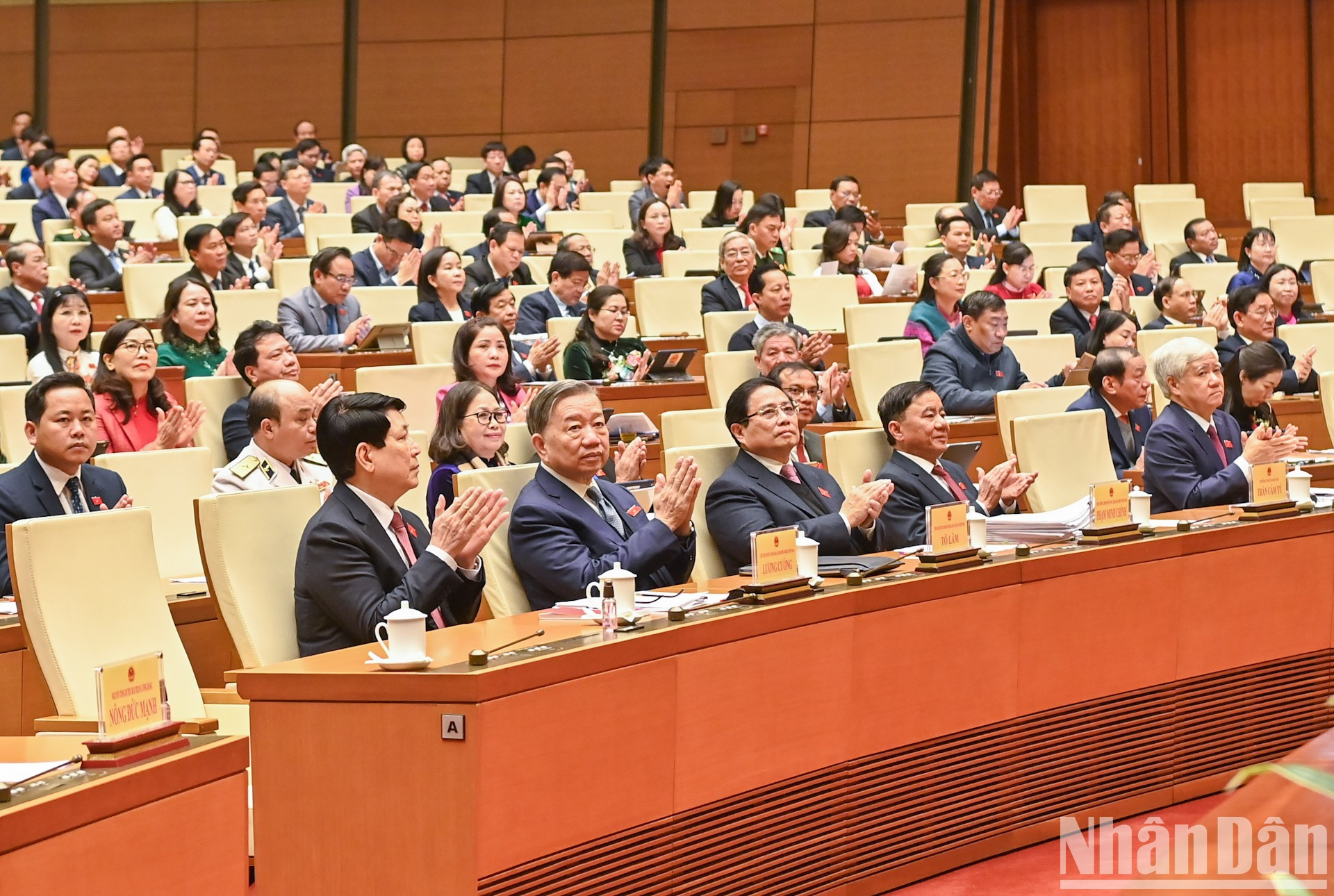 Asisten al acto (primera fila, de izquierda a derecha) el presidente de Vietnam, Luong Cuong; el secretario general del Partido Comunista de Vietnam, To Lam; el primer ministro, Pham Minh Chinh; el miembro ejecutivodel Secretariado del Comité Central del Partido, Tran Cam Tu, y el presidente del Comité Central del Frente de la Patria de Vietnam, Do Van Chien. Asisten al acto (primera fila, de izquierda a derecha) el presidente de Vietnam, Luong Cuong; el secretario general del Partido Comunista de Vietnam, To Lam; el primer ministro, Pham Minh Chinh; el miembro ejecutivodel Secretariado del Comité Central del Partido, Tran Cam Tu, y el presidente del Comité Central del Frente de la Patria de Vietnam, Do Van Chien.