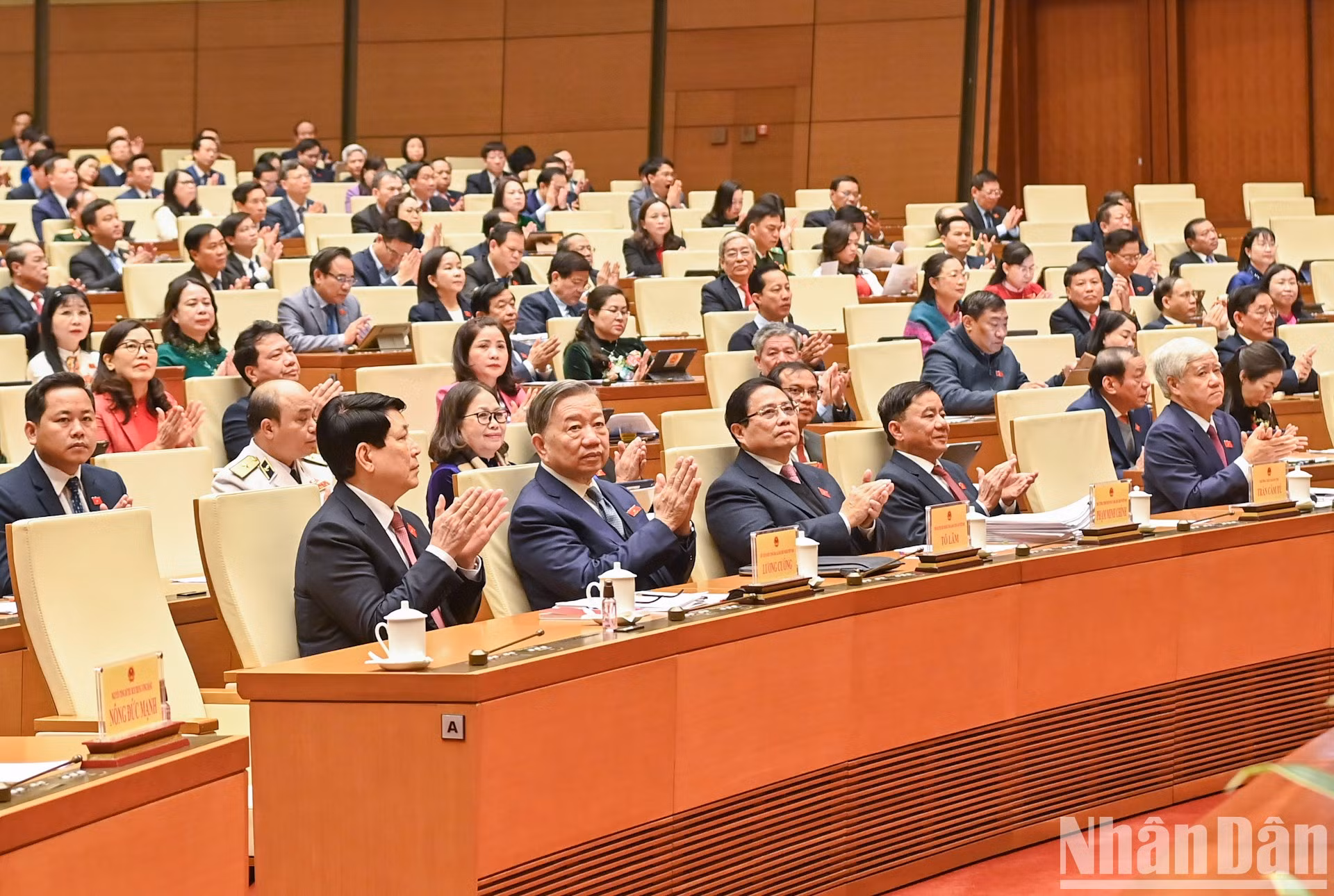 Asisten al acto (primera fila, de izquierda a derecha) el presidente de Vietnam, Luong Cuong; el secretario general del Partido Comunista de Vietnam, To Lam; el primer ministro, Pham Minh Chinh; el miembro ejecutivodel Secretariado del Comité Central del Partido, Tran Cam Tu, y el presidente del Comité Central del Frente de la Patria de Vietnam, Do Van Chien.