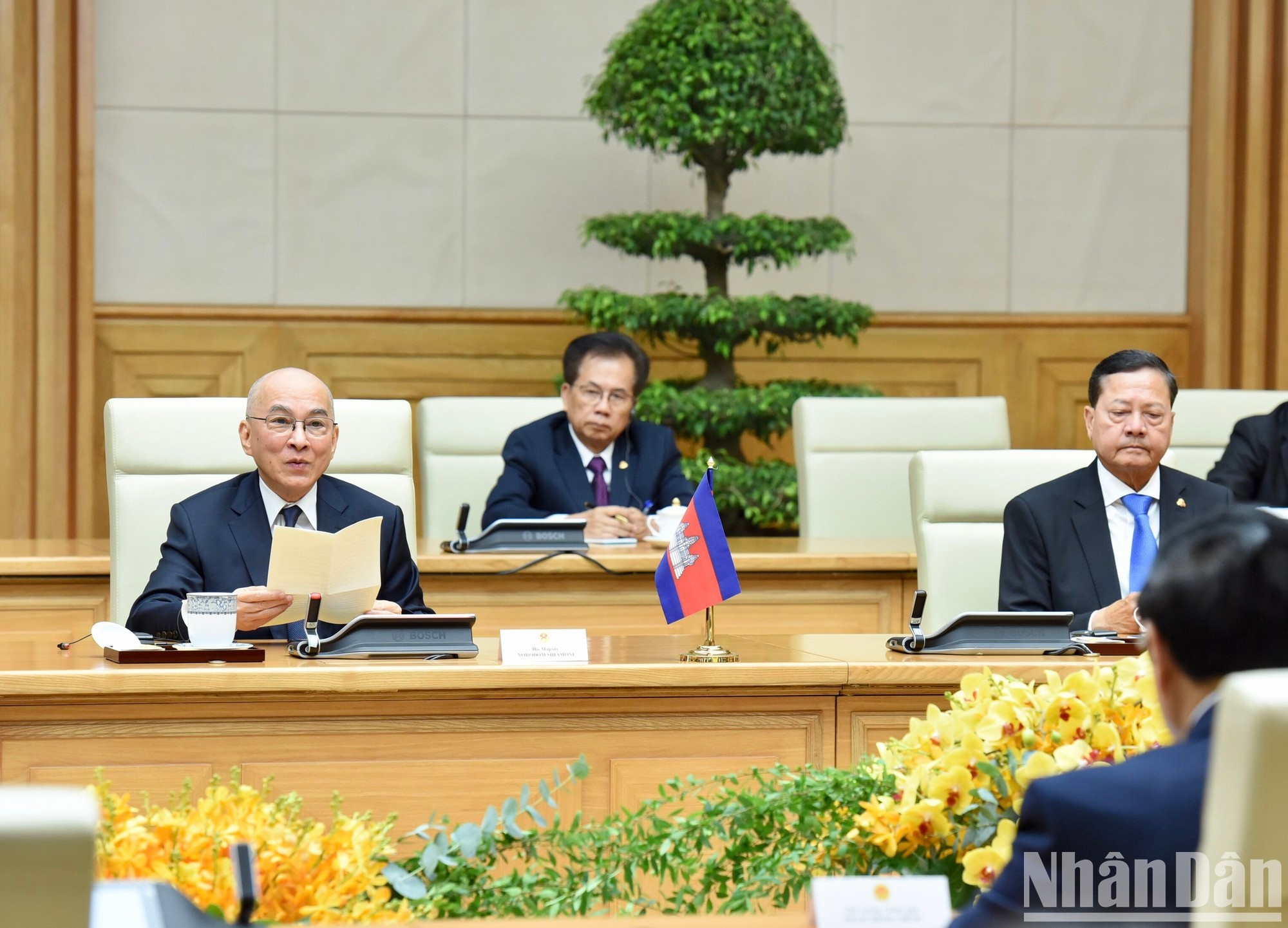 El rey de Camboya tiene la palabra. El rey de Camboya tiene la palabra.