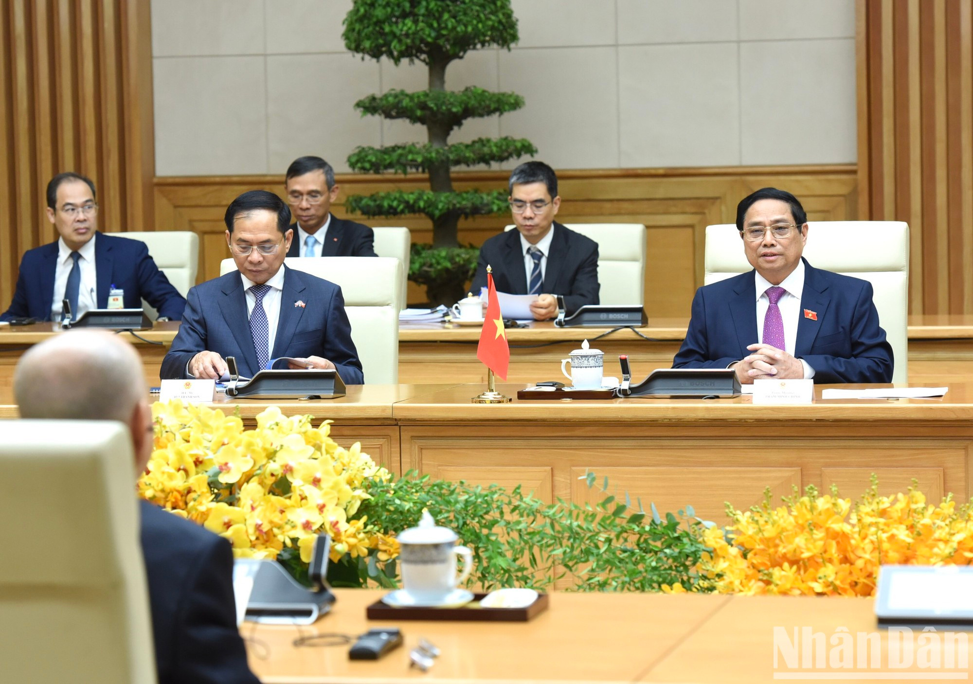 Minh Chinh interviene en la reunión con el rey camboyano. Minh Chinh interviene en la reunión con el rey camboyano.