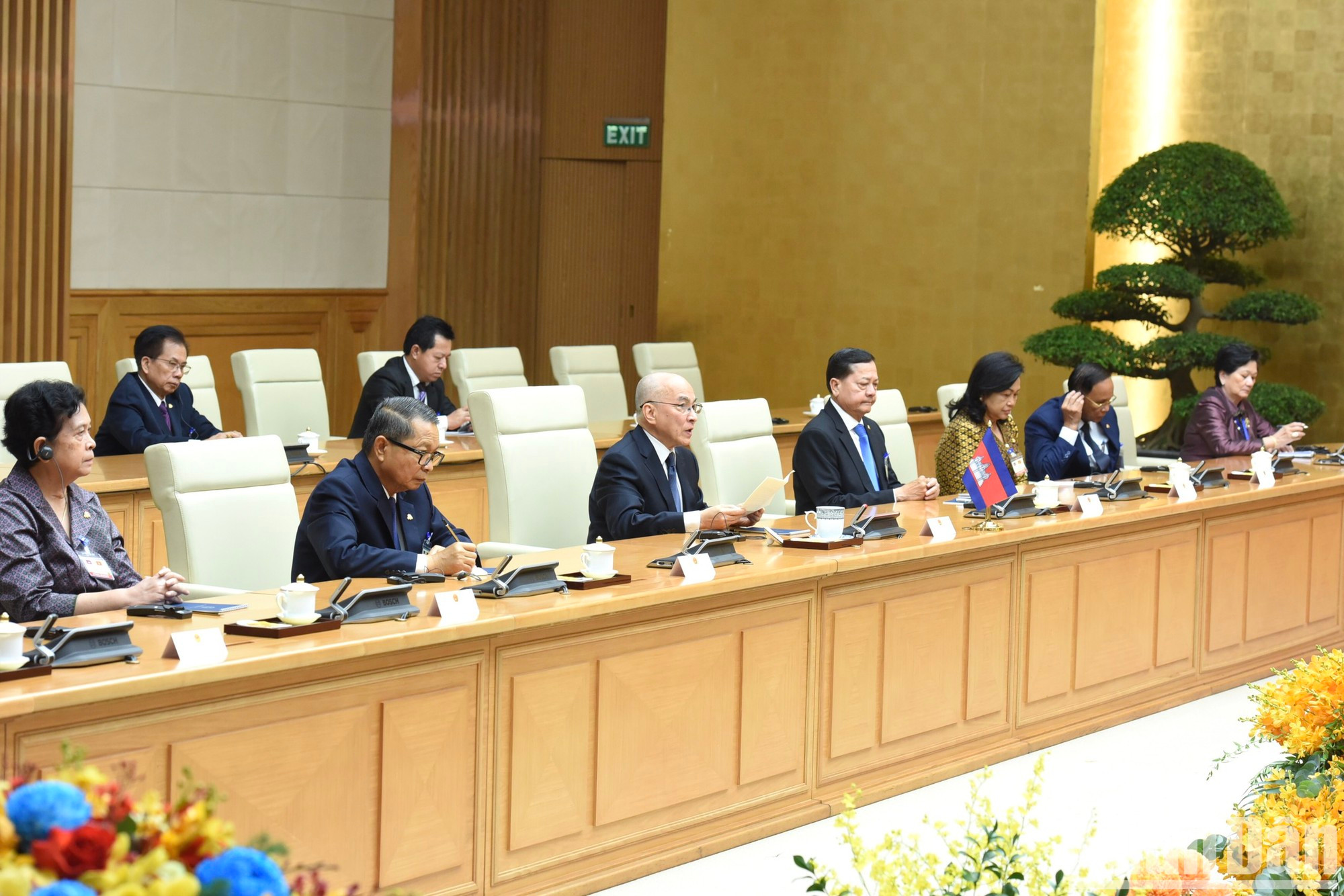 El monarca y miembros de su comitiva. El monarca y miembros de su comitiva.