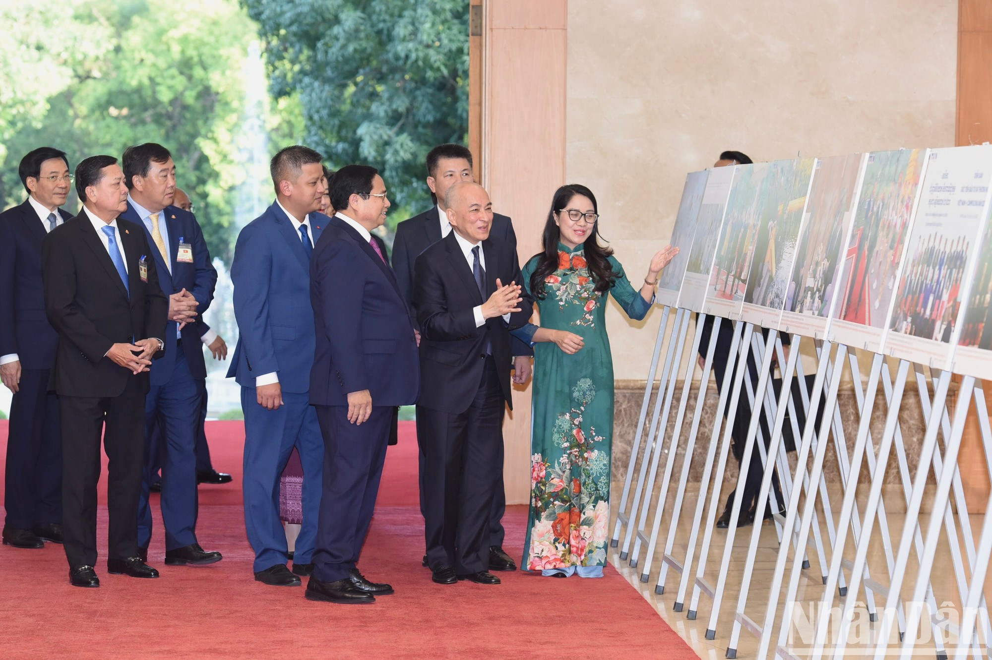 El jefe de Gobierno presenta al monarca imágenes sobre las relaciones binacionales. El jefe de Gobierno presenta al monarca imágenes sobre las relaciones binacionales.