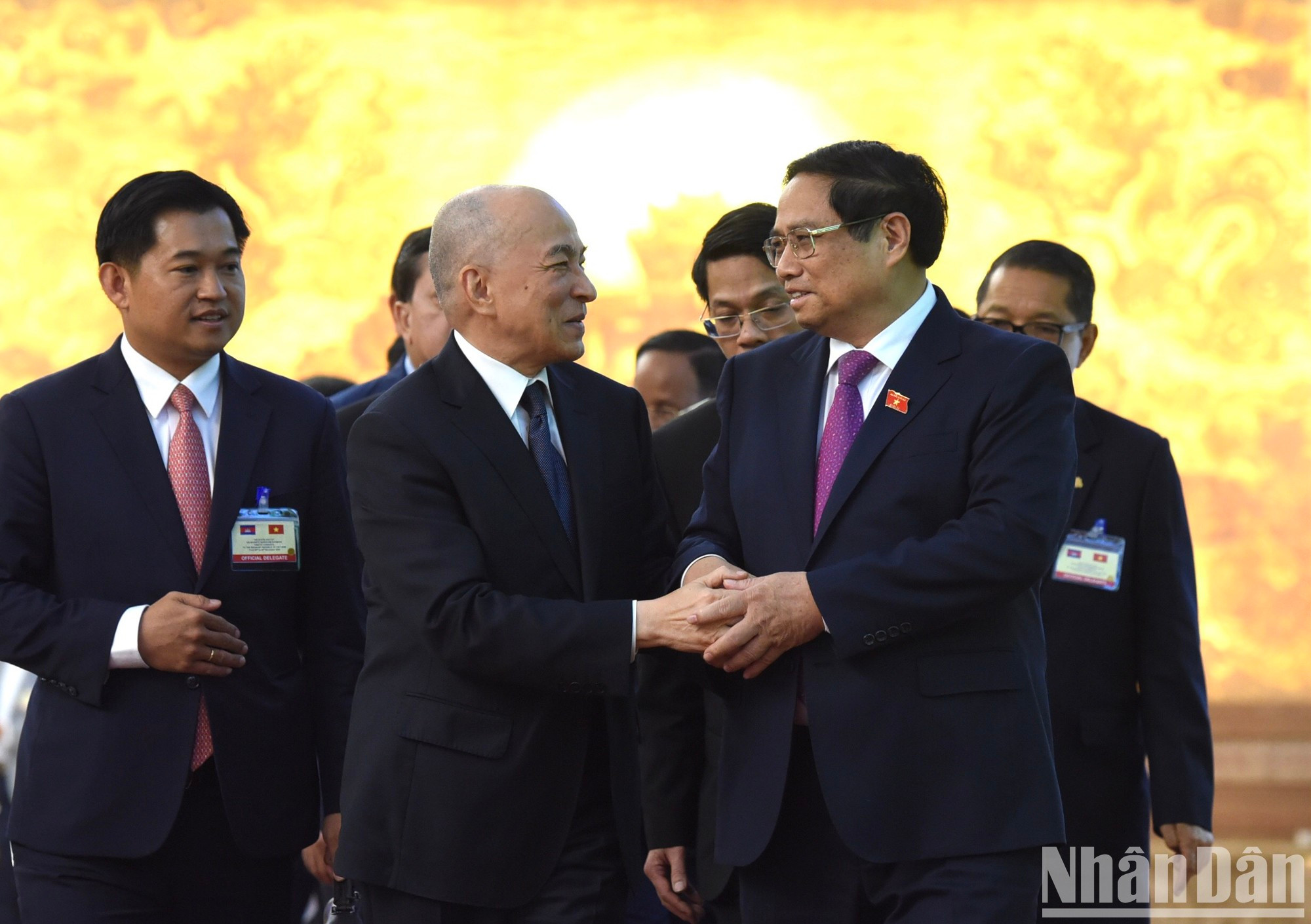 El premier vietnamita se despide del visitante. El premier vietnamita se despide del visitante.