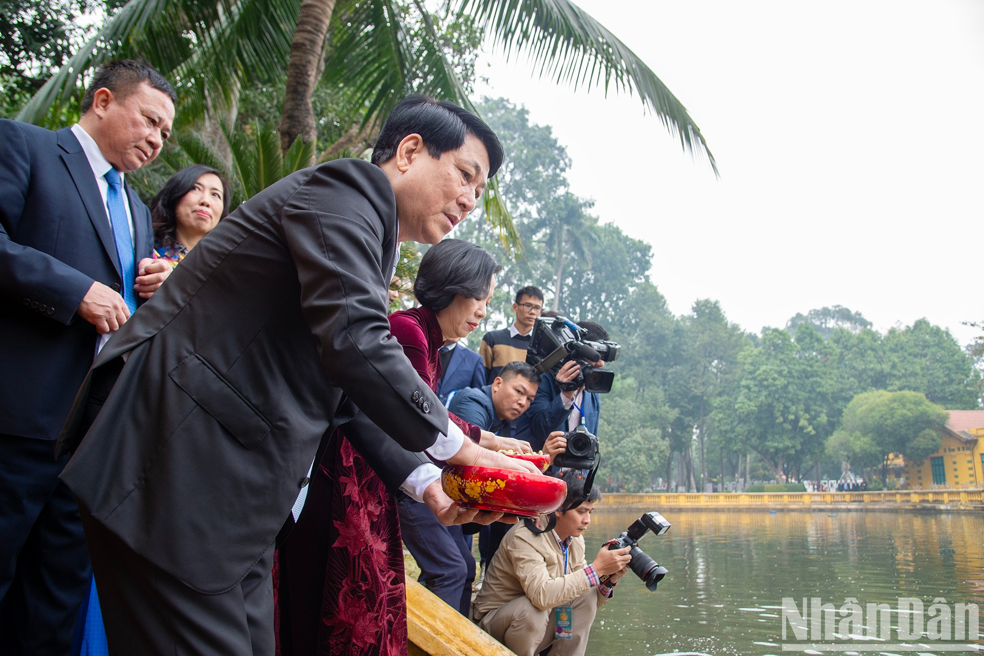 El dirigente da de comer a peces. El dirigente da de comer a peces.