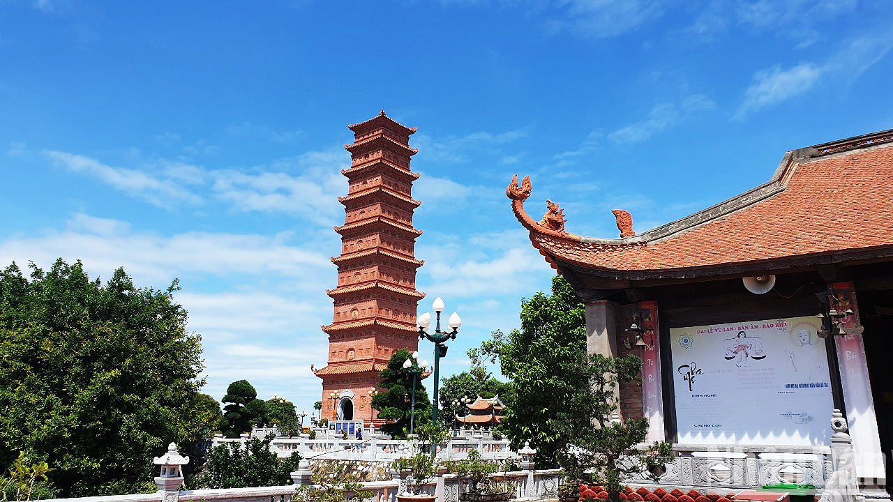 La torre de Tuong Long, o torre de Do Son, que vemos hoy es una simulación de la obra original, construida en el siglo XI. Este proyecto de restauración se desplegó en 2007 en saludo al milenio de la fundación de Thang Long-Hanói (nombres de la capital nacional en diferentes períodos históricos) en 2010.