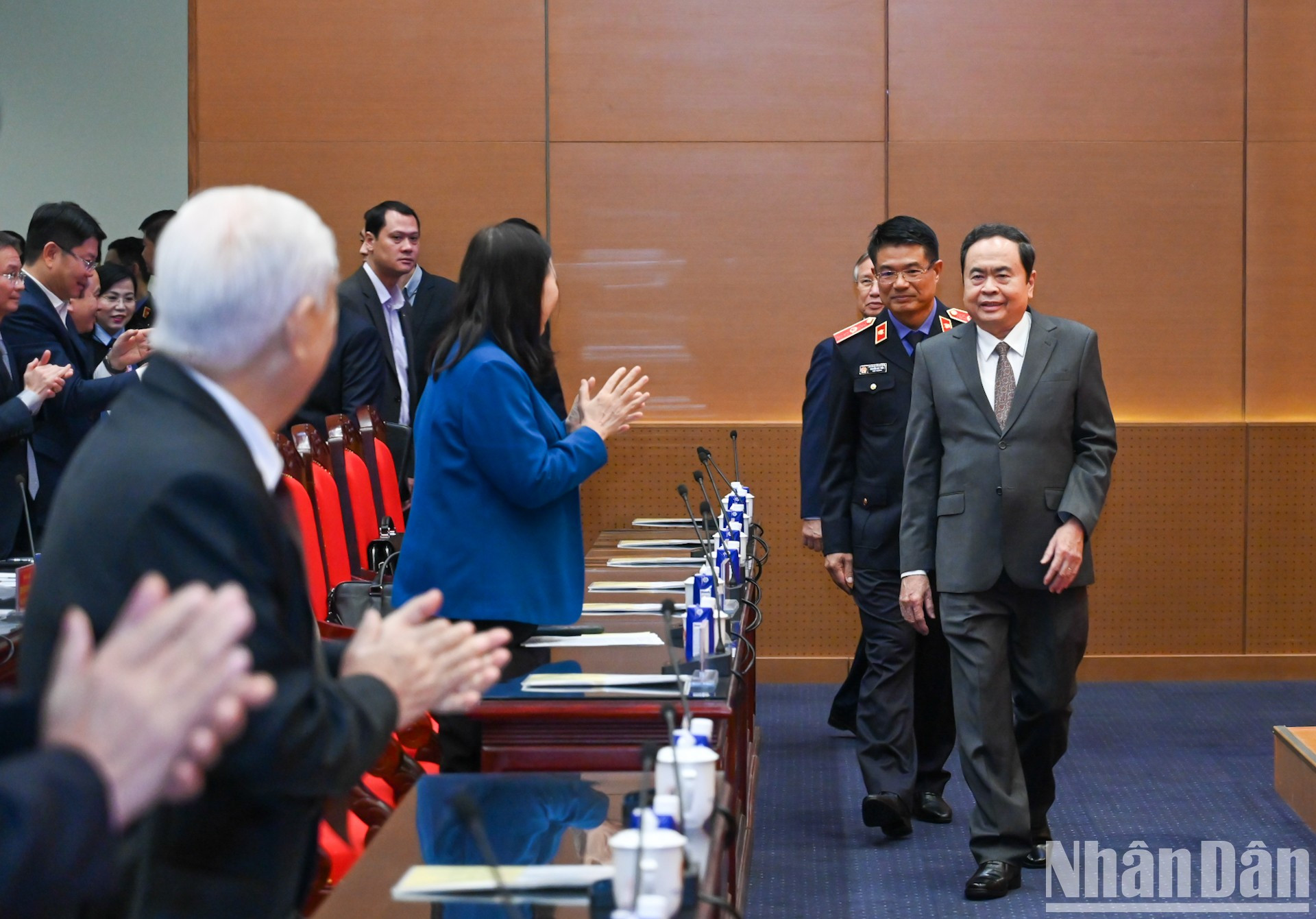 El presidente de la Asamblea Nacional, Tran Thanh Man, llega a la reunión. El presidente de la Asamblea Nacional, Tran Thanh Man, llega a la reunión.