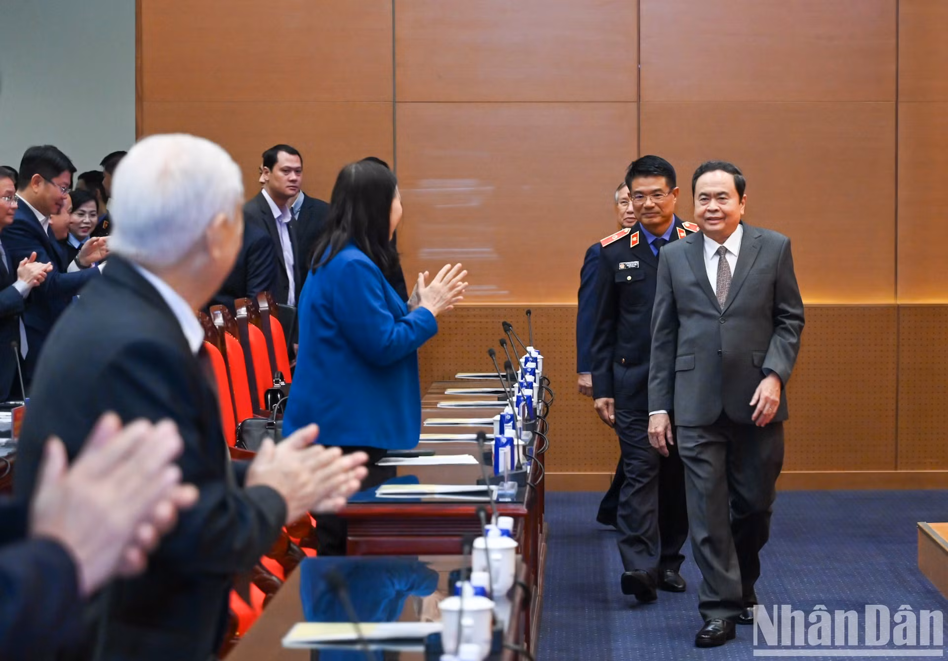 El presidente de la Asamblea Nacional, Tran Thanh Man, llega a la reunión. El presidente de la Asamblea Nacional, Tran Thanh Man, llega a la reunión.