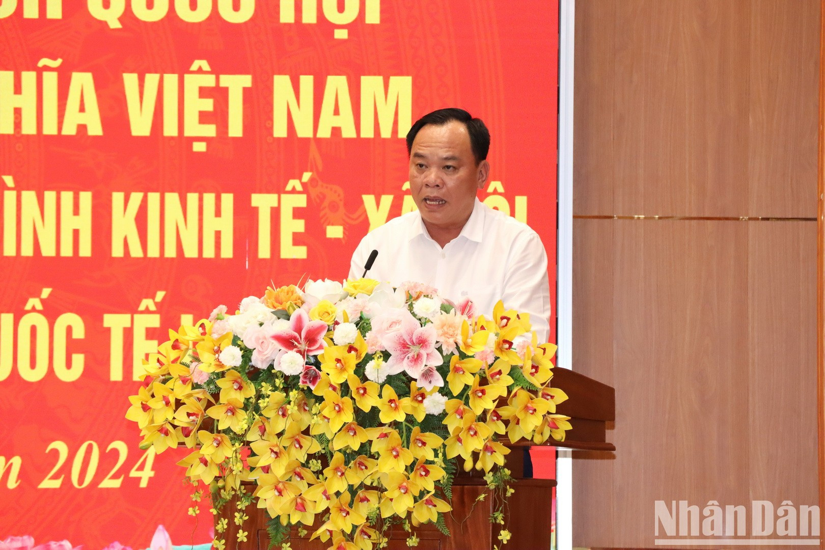 El presidente interino del Comité Popular de Dong Nai, Vo Tan Duc, informa la situación socioeconómica de la provincia. El presidente interino del Comité Popular de Dong Nai, Vo Tan Duc, informa la situación socioeconómica de la provincia.