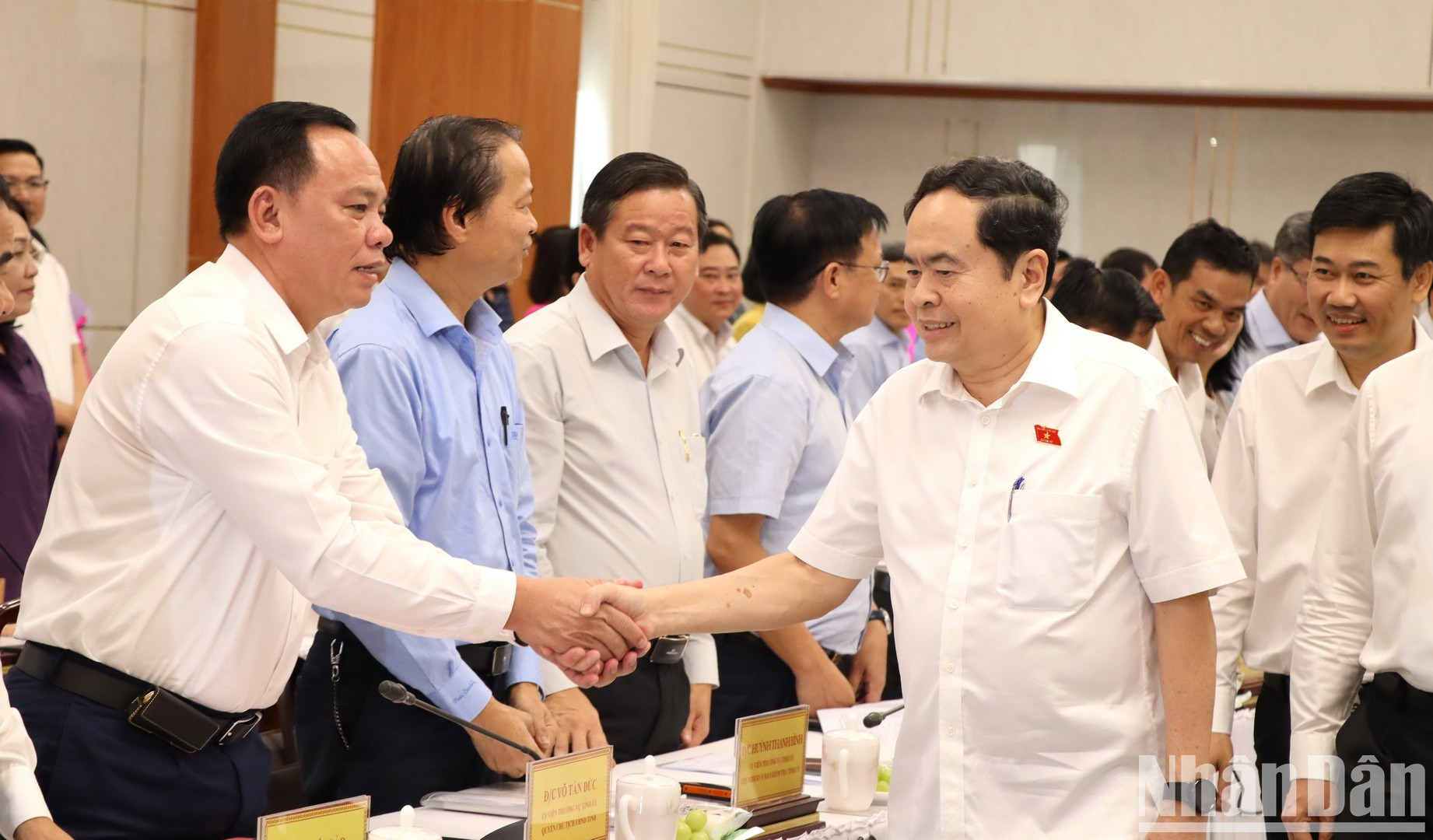 El dirigente parlamentario y delegados a la reunión. El dirigente parlamentario y delegados a la reunión.
