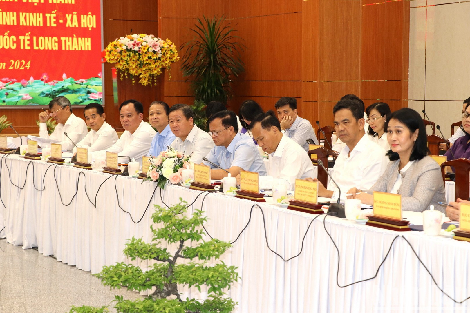 Miembros de la Junta Permanente del Comité del Partido en Dong Nai. Miembros de la Junta Permanente del Comité del Partido en Dong Nai.