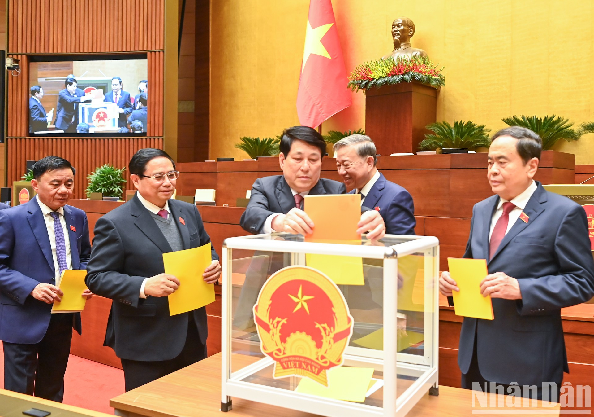 El presidente Luong Cuong vota para la elección de vicepresidentes de la ANV y miembros de su Comité Permanente, así como para la aprobación de la propuesta del primer ministro sobre el nombramiento de subjefes y otros miembros del Gobierno para el mandato 2021-2026.
