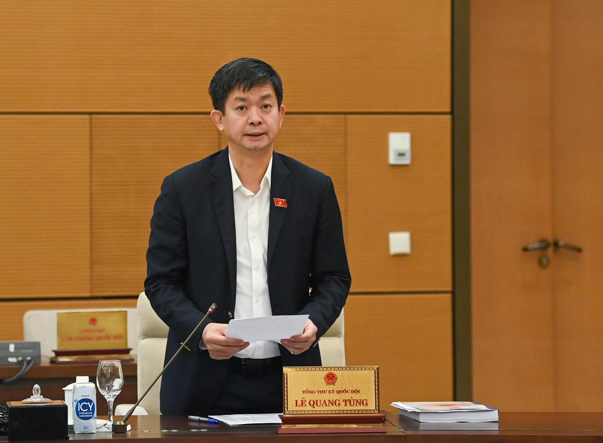 El secretario general y jefe de la Oficina Parlamentaria, Le Quang Tung. El secretario general y jefe de la Oficina Parlamentaria, Le Quang Tung.