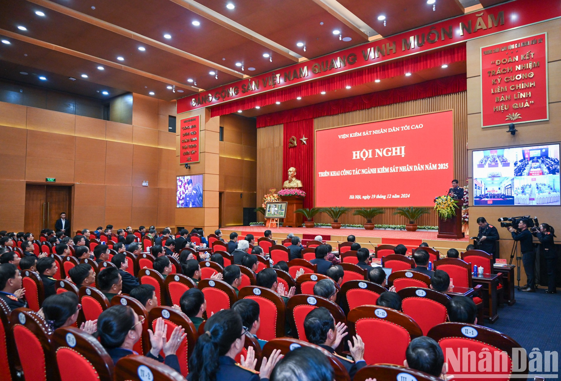 La conferencia fue transmitida desde la sede de la institución, en Hanói, a sus dependencias. La conferencia fue transmitida desde la sede de la institución, en Hanói, a sus dependencias.