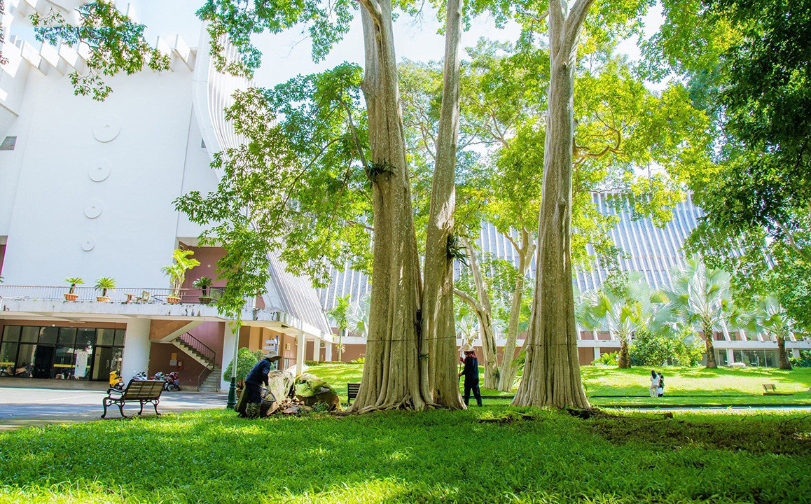 En 1914, Léopold Sabatier asumió como “Résident” (literalmente “residente”, un cargo de administración del gobierno colonial francés) en Dak Lak y mandó construir una mansión. Esta permanece hasta hoy como Reliquia histórica y cultural número 4 de la calle de Nguyen Du, o más comúnmente Palacio de Bao Dai (el último monarca feudal de Vietnam, quien utilizó el lugar como retiro).
