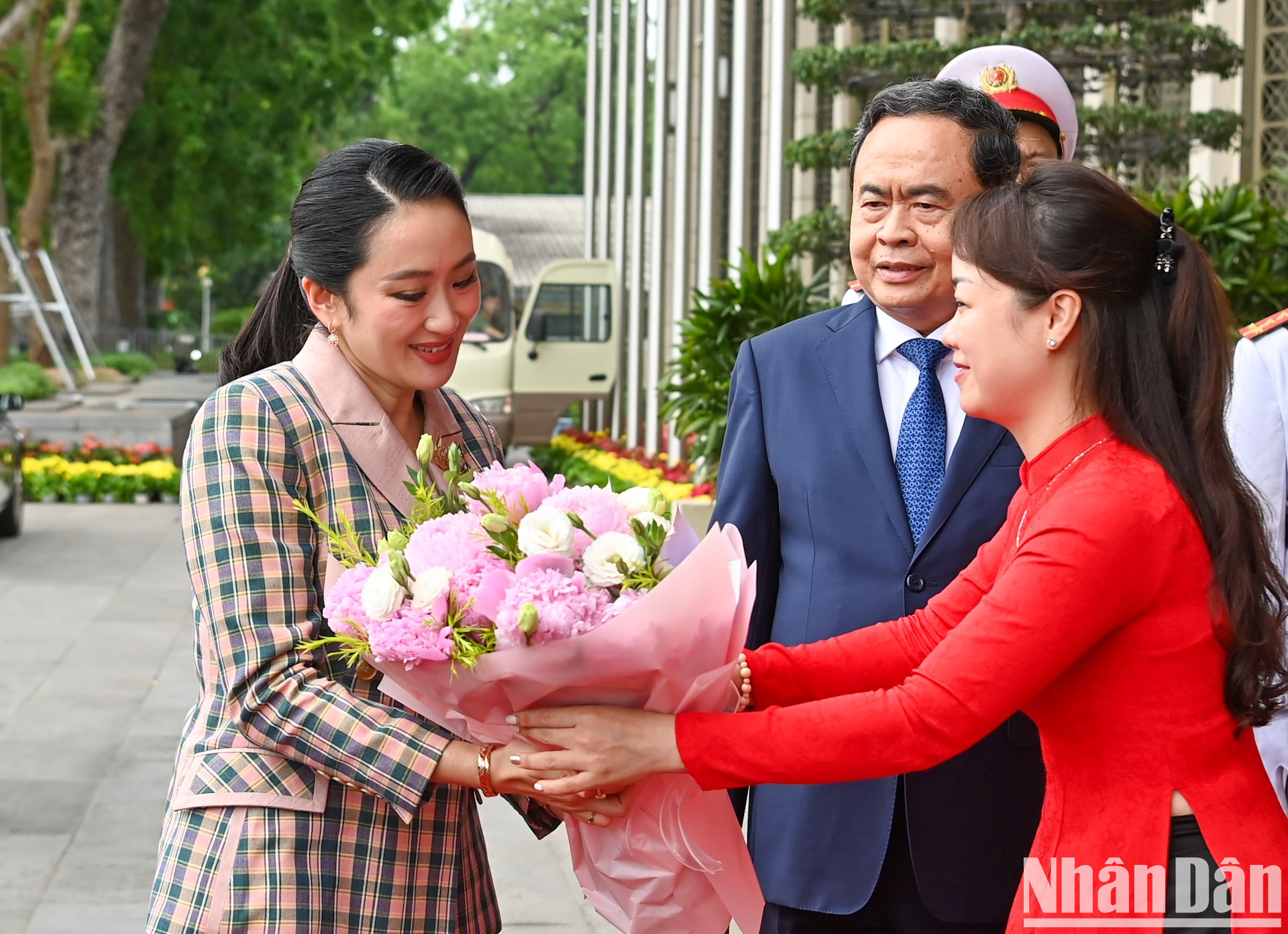 La jefa de Gobierno tailandés recibe un buqué de bienvenida de la Oficina Parlamentaria de Vietnam. La jefa de Gobierno tailandés recibe un buqué de bienvenida de la Oficina Parlamentaria de Vietnam.