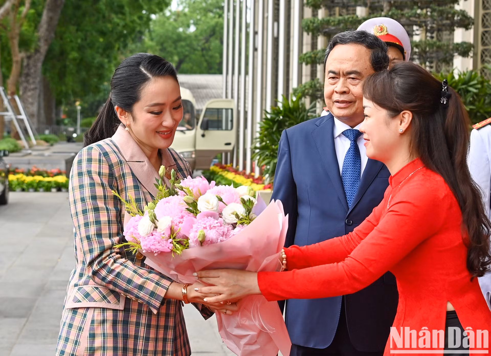 La jefa de Gobierno tailandés recibe un buqué de bienvenida de la Oficina Parlamentaria de Vietnam.