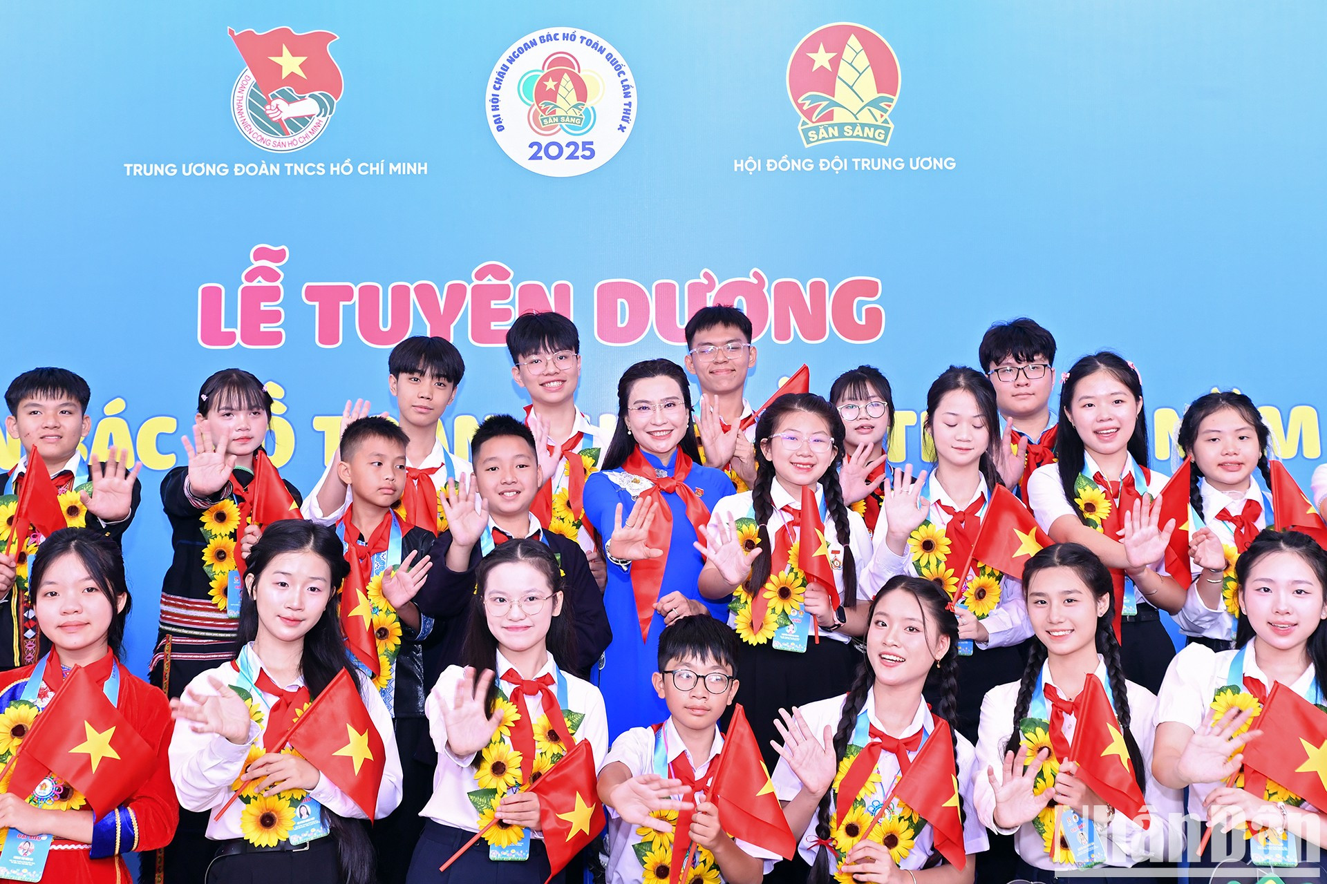 La secretaria del Comité Central de la UJCHCM y presidenta del Consejo Central del Destacamento de Pioneros Ho Chi Minh, Nguyen Pham Duy Trang, y delegdos al Congreso. La secretaria del Comité Central de la UJCHCM y presidenta del Consejo Central del Destacamento de Pioneros Ho Chi Minh, Nguyen Pham Duy Trang, y delegdos al Congreso.