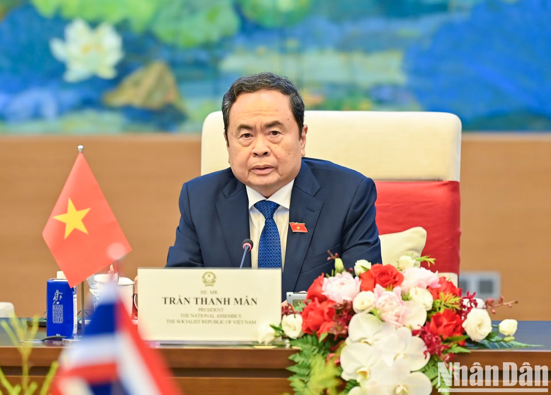 El presidente de la Asamblea Nacional de Vietnam, Tran Thanh Man, da palabras.