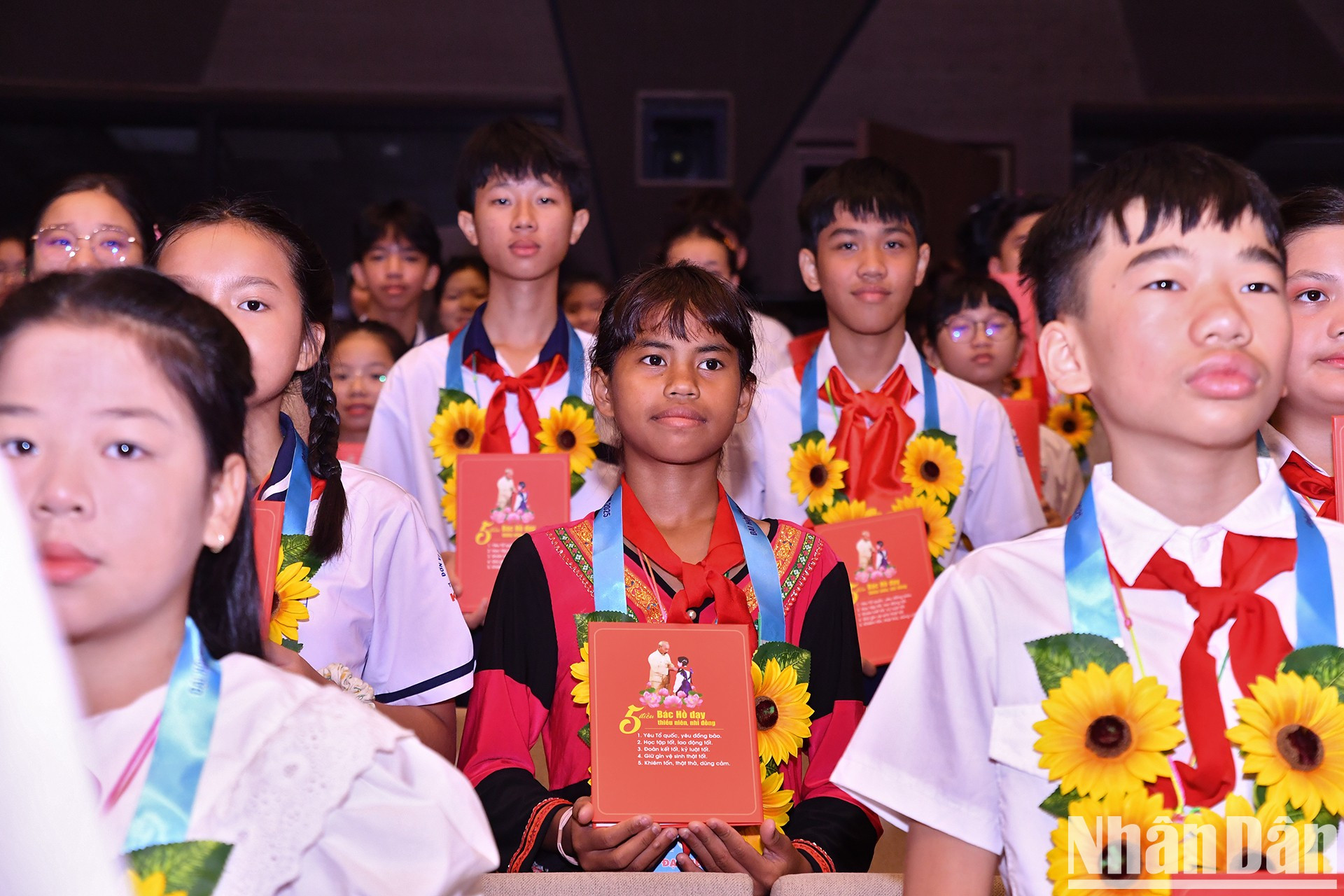 Los pequeños delegados han participado en numerosas actividades enmarcadas en la cita como una ceremonia de rendición de cuentas al Presidente Ho Chi Minh, el acto de entrega del Premio Kim Dong para el año académico 2024-2025, y excursiones a la Zona de Reliquias en el Palacio Presidencial, el Museo Ho Chi Minh y el Museo de Historia Militar de Vietnam. Los pequeños delegados han participado en numerosas actividades enmarcadas en la cita como una ceremonia de rendición de cuentas al Presidente Ho Chi Minh, el acto de entrega del Premio Kim Dong para el año académico 2024-2025, y excursiones a la Zona de Reliquias en el Palacio Presidencial, el Museo Ho Chi Minh y el Museo de Historia Militar de Vietnam.