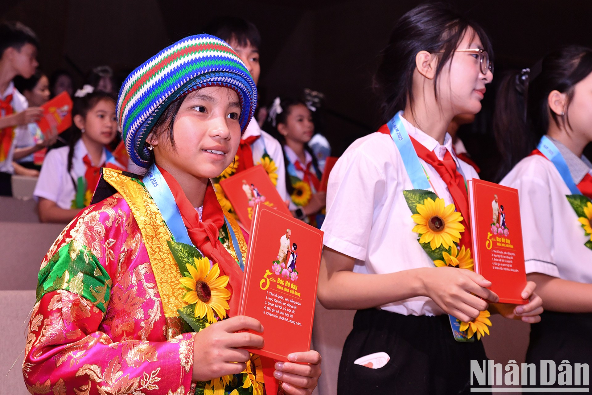 Los delegados de minorías étnicas vienen ataviados con el traje tradicional de su pueblo. Los delegados de minorías étnicas vienen ataviados con el traje tradicional de su pueblo.