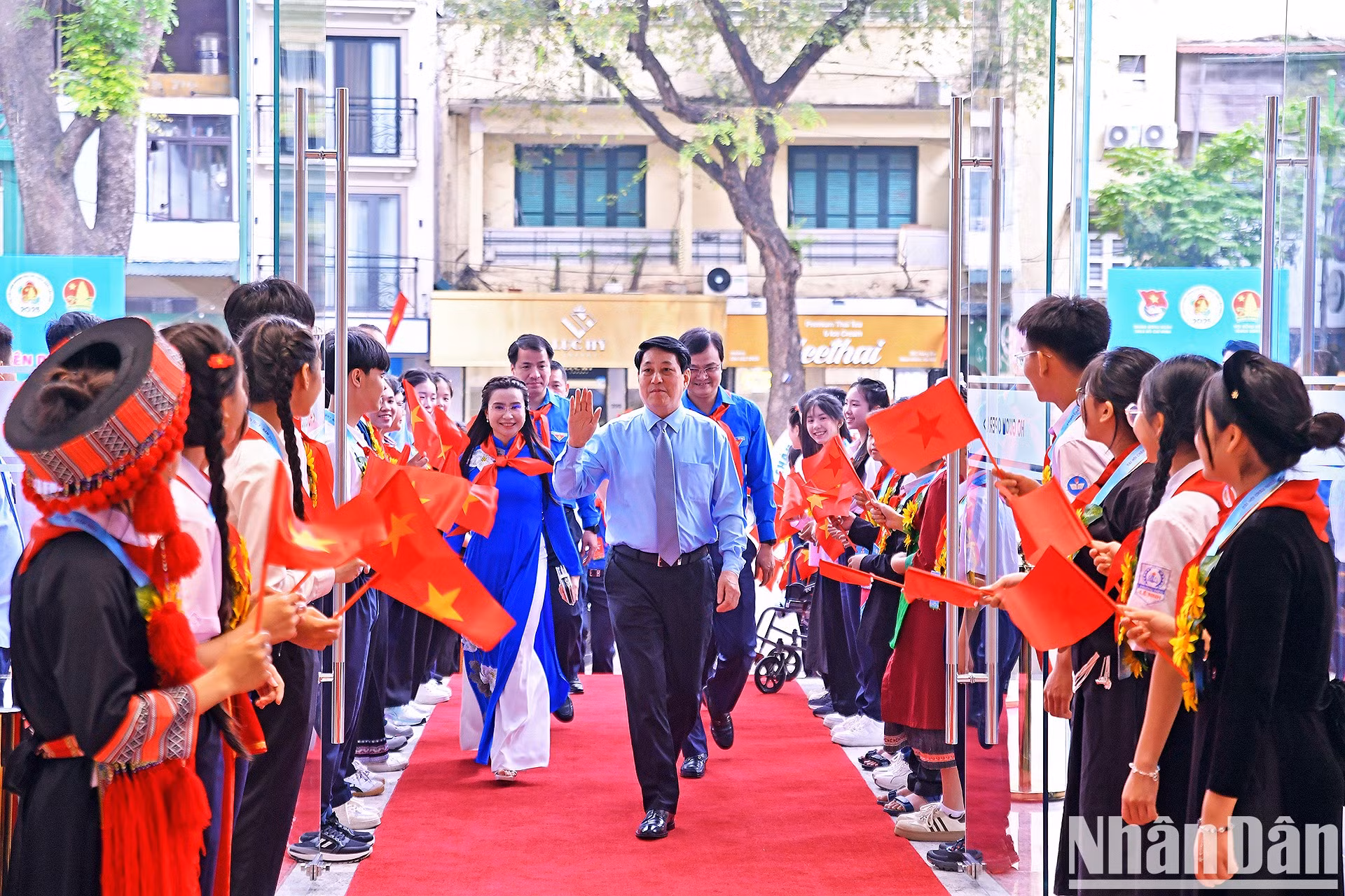 En el marco del Congreso se ha celebrado esta mañana el décimo Acto de Honor a los Niños Buenos del Tío Ho a nivel nacional. El evento contó con la presencia del presidente del país, Luong Cuong.