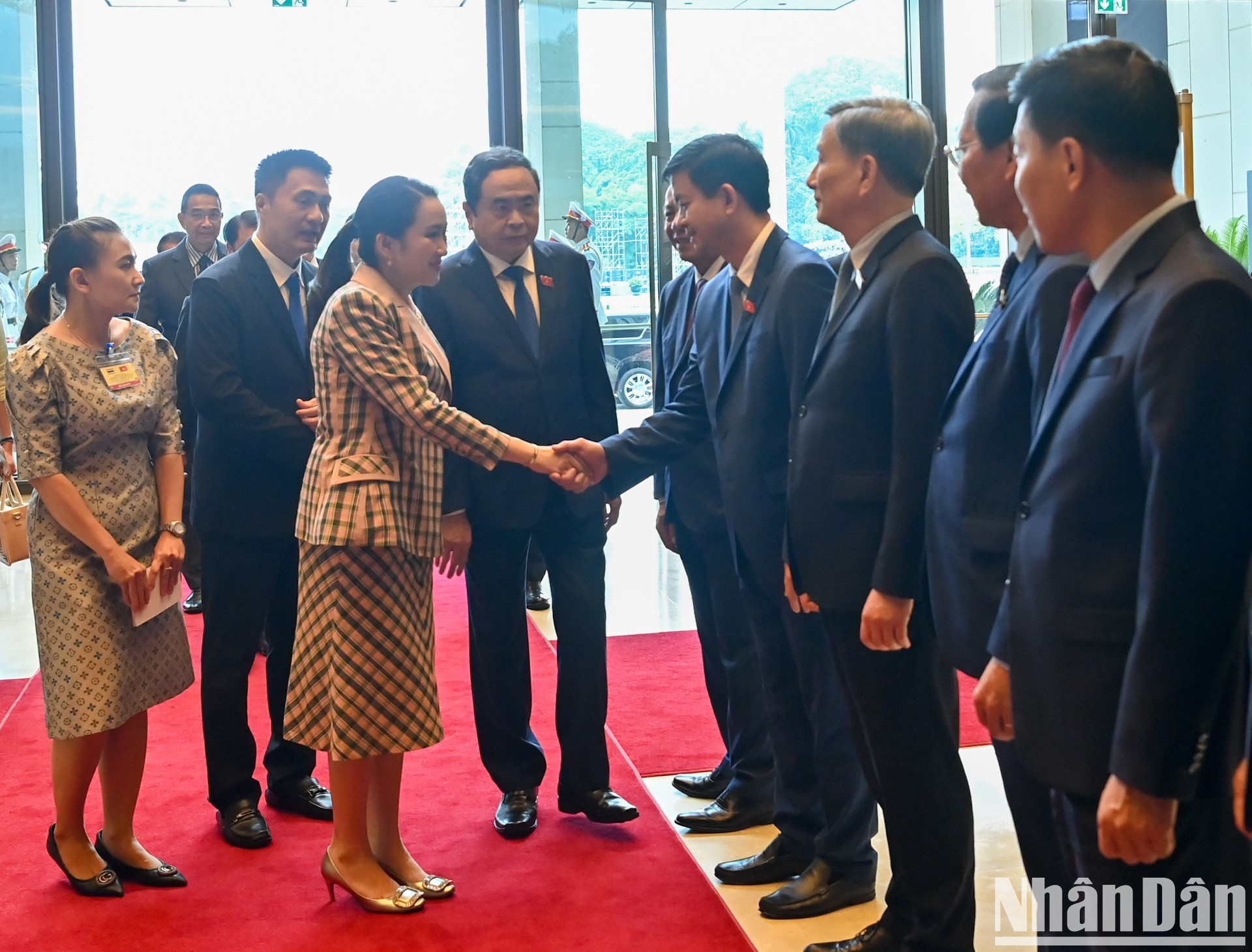 El presidente de la Asamblea Nacional, Tran Thanh Man, presenta a la visitante a los delegados vietnamitas. El presidente de la Asamblea Nacional, Tran Thanh Man, presenta a la visitante a los delegados vietnamitas.
