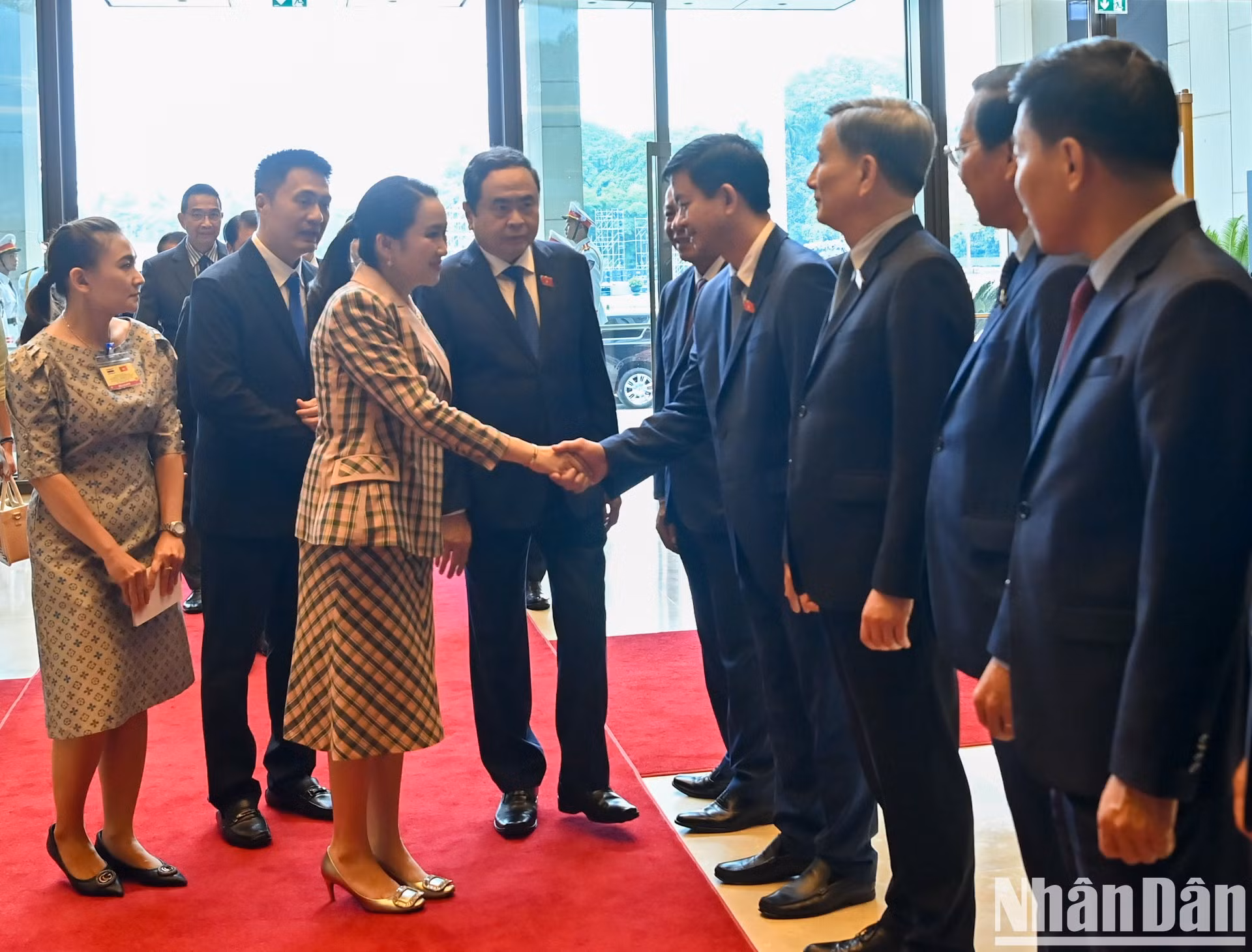 El presidente de la Asamblea Nacional, Tran Thanh Man, presenta a la visitante a los delegados vietnamitas.