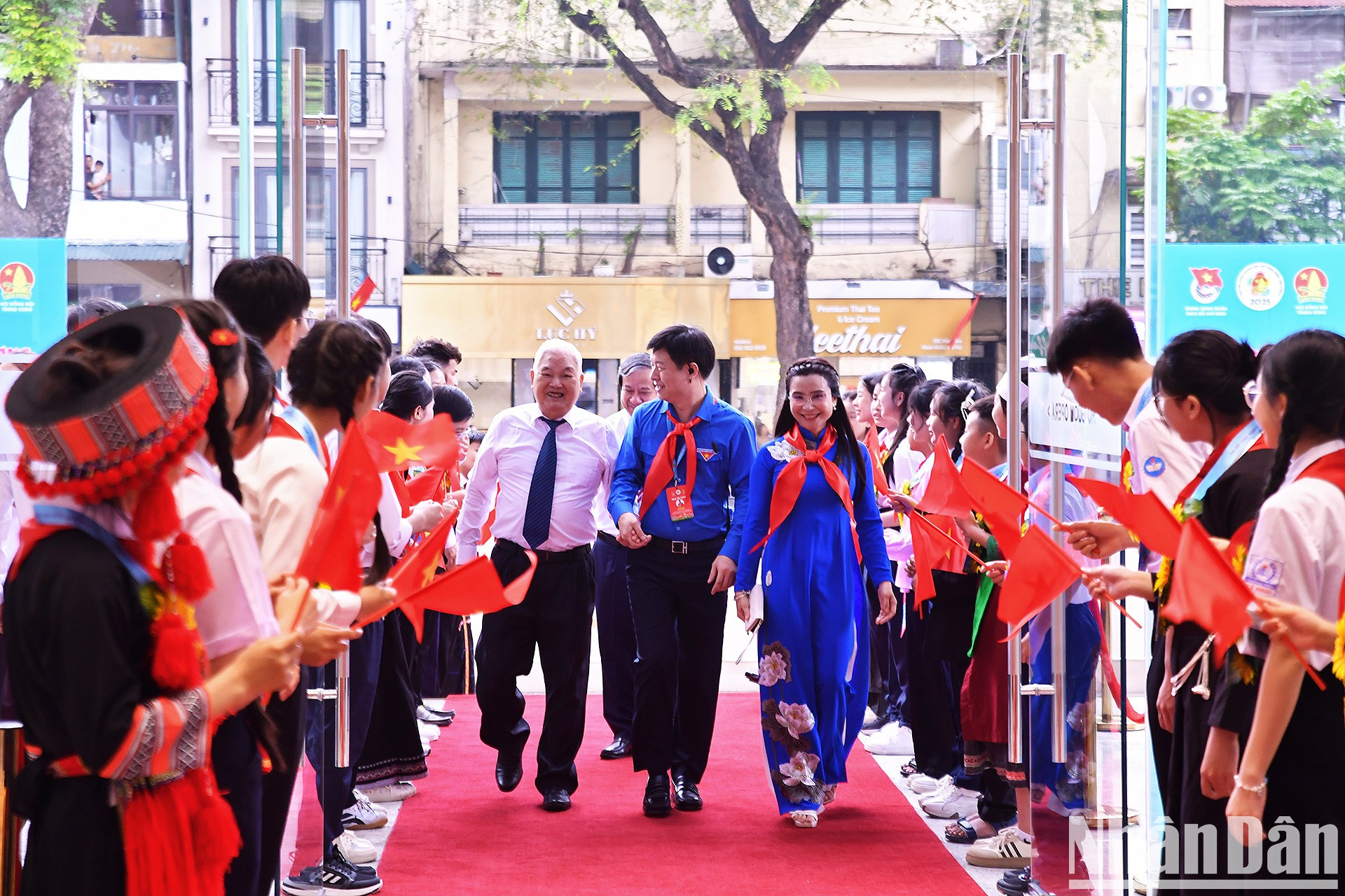 También estuvieron en el acto funcionarios y exfuncionarios de la Unión de Jóvenes Comunistas Ho Chi Minh (UJCHCM) y el Consejo del Destacamento de Pioneros Ho Chi Minh de diferentes etapas. En la imagen, Le Thanh Dao (de camisa blanca), presidente del Consejo Central del Destacamento del primer mandato, llega al lugar del evento. También estuvieron en el acto funcionarios y exfuncionarios de la Unión de Jóvenes Comunistas Ho Chi Minh (UJCHCM) y el Consejo del Destacamento de Pioneros Ho Chi Minh de diferentes etapas. En la imagen, Le Thanh Dao (de camisa blanca), presidente del Consejo Central del Destacamento del primer mandato, llega al lugar del evento.