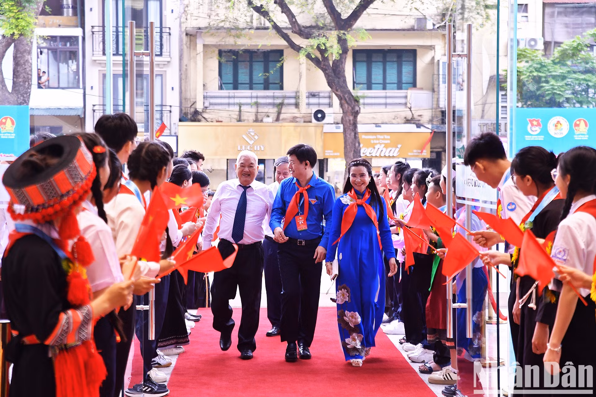 También estuvieron en el acto funcionarios y exfuncionarios de la Unión de Jóvenes Comunistas Ho Chi Minh (UJCHCM) y el Consejo del Destacamento de Pioneros Ho Chi Minh de diferentes etapas. En la imagen, Le Thanh Dao (de camisa blanca), presidente del Consejo Central del Destacamento del primer mandato, llega al lugar del evento.