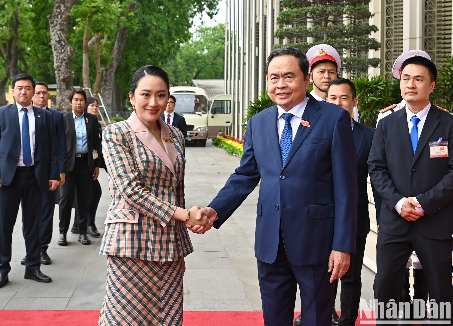 El presidente de la Asamblea Nacional de Vietnam, Tran Thanh Man, recibe a la primera ministra de Tailandia, Paetongtarn Shinawatra. El presidente de la Asamblea Nacional de Vietnam, Tran Thanh Man, recibe a la primera ministra de Tailandia, Paetongtarn Shinawatra.