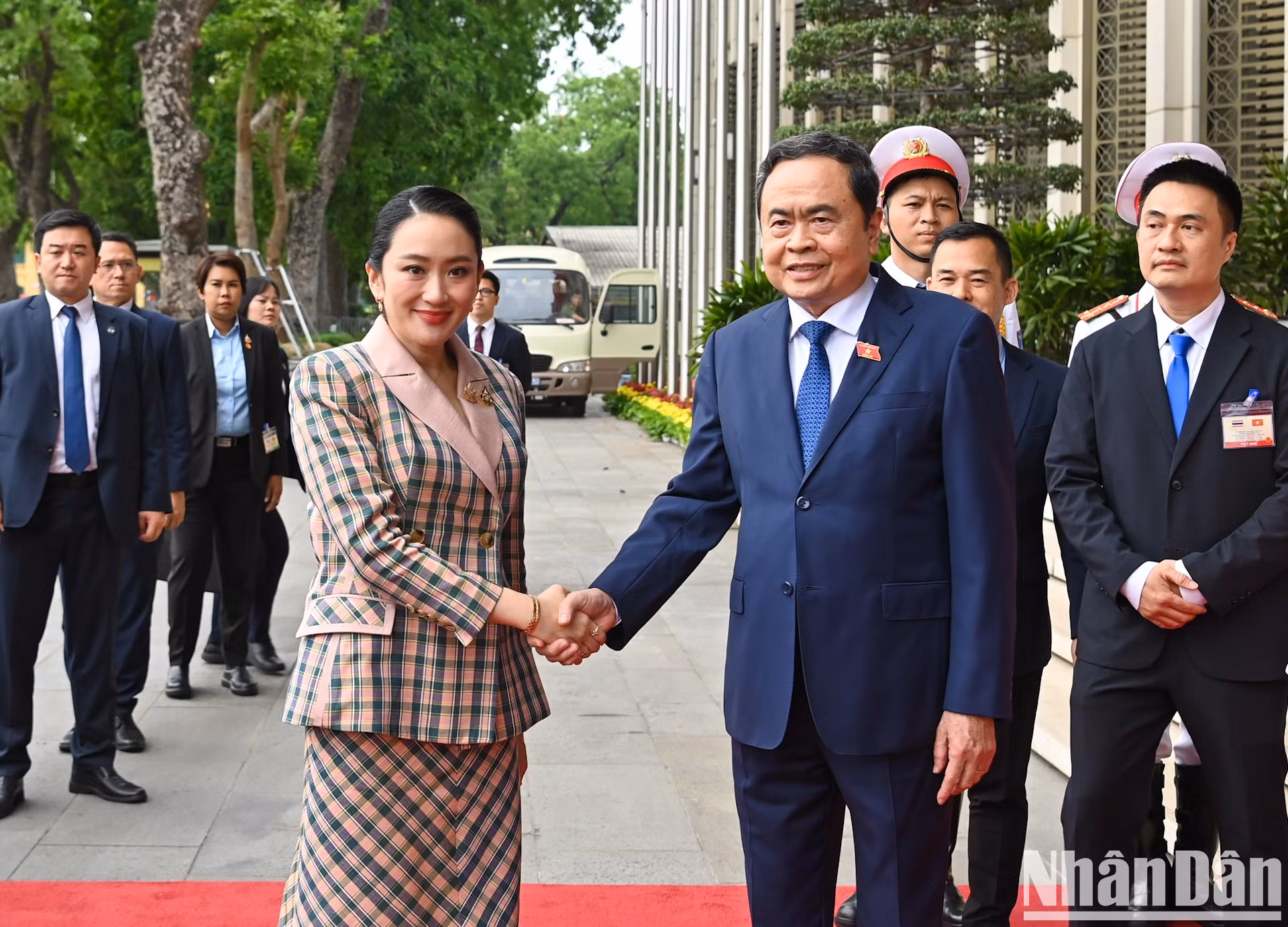 El presidente de la Asamblea Nacional de Vietnam, Tran Thanh Man, recibe a la primera ministra de Tailandia, Paetongtarn Shinawatra.