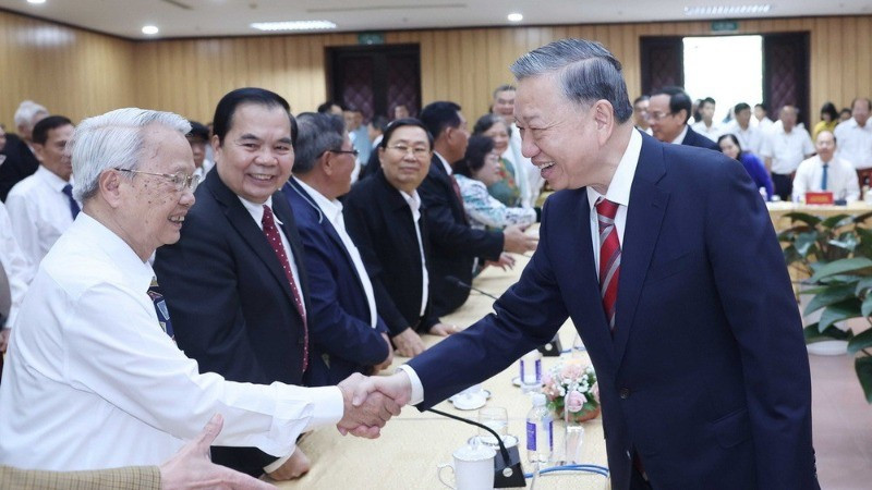 El secretario general del PCV, To Lam, y los delegados.